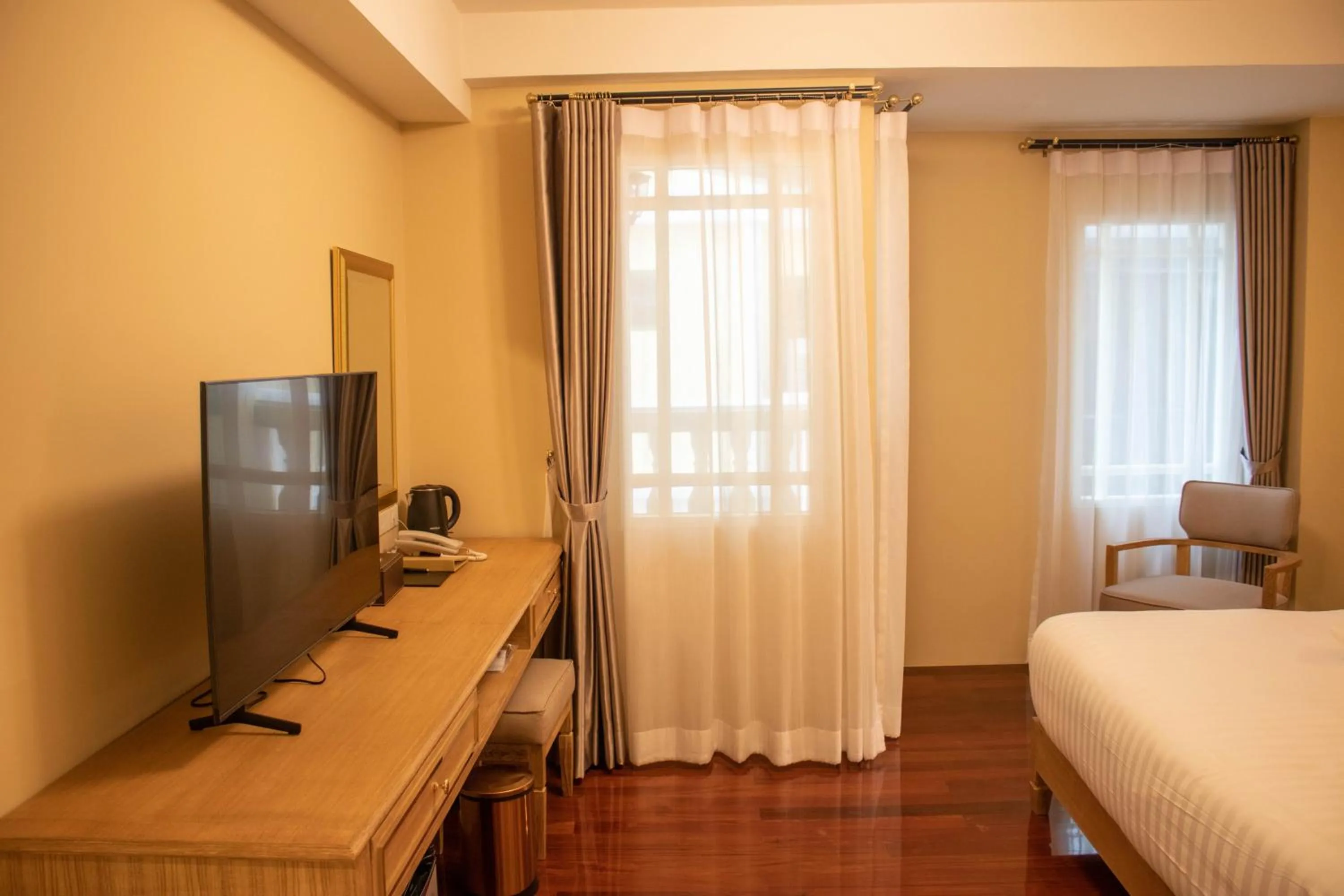 TV and multimedia, Bed in Siri Ratchadamnoen Bangkok Hotel