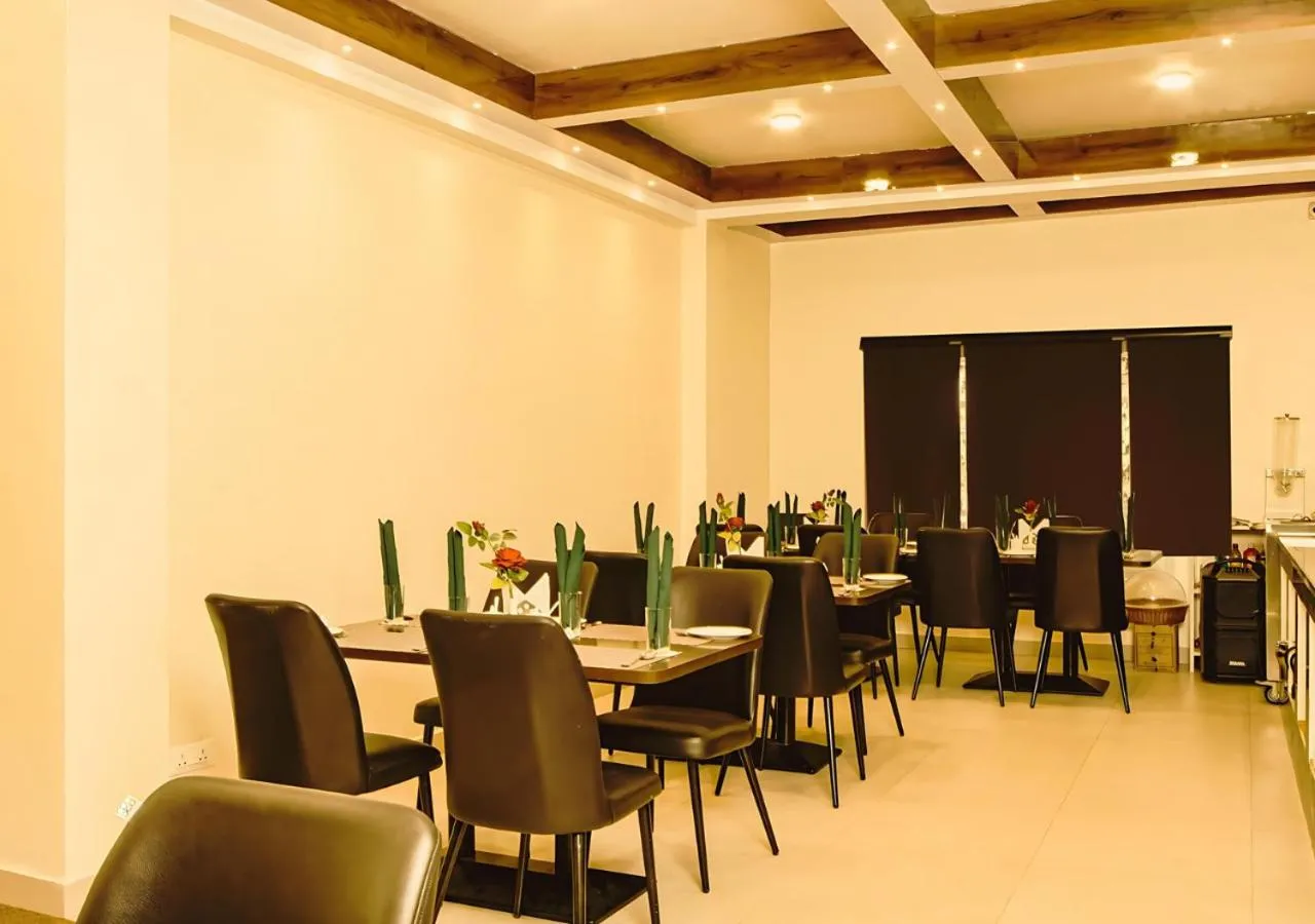 Restaurant/places to eat in Hotel Raj Ville - Darjeeling Hotel Near Mall Road