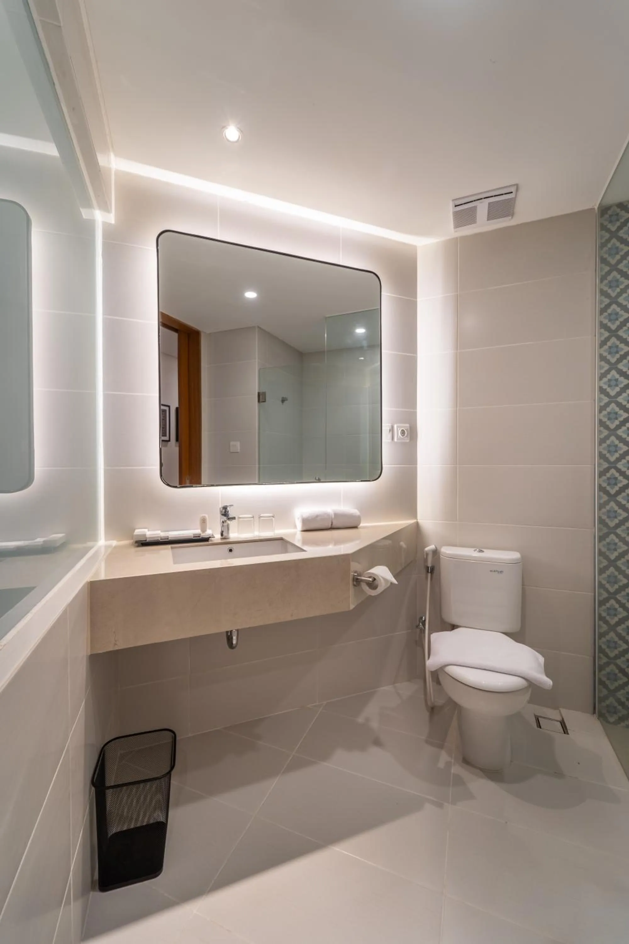 Shower in Montana Oceanside Mandalika