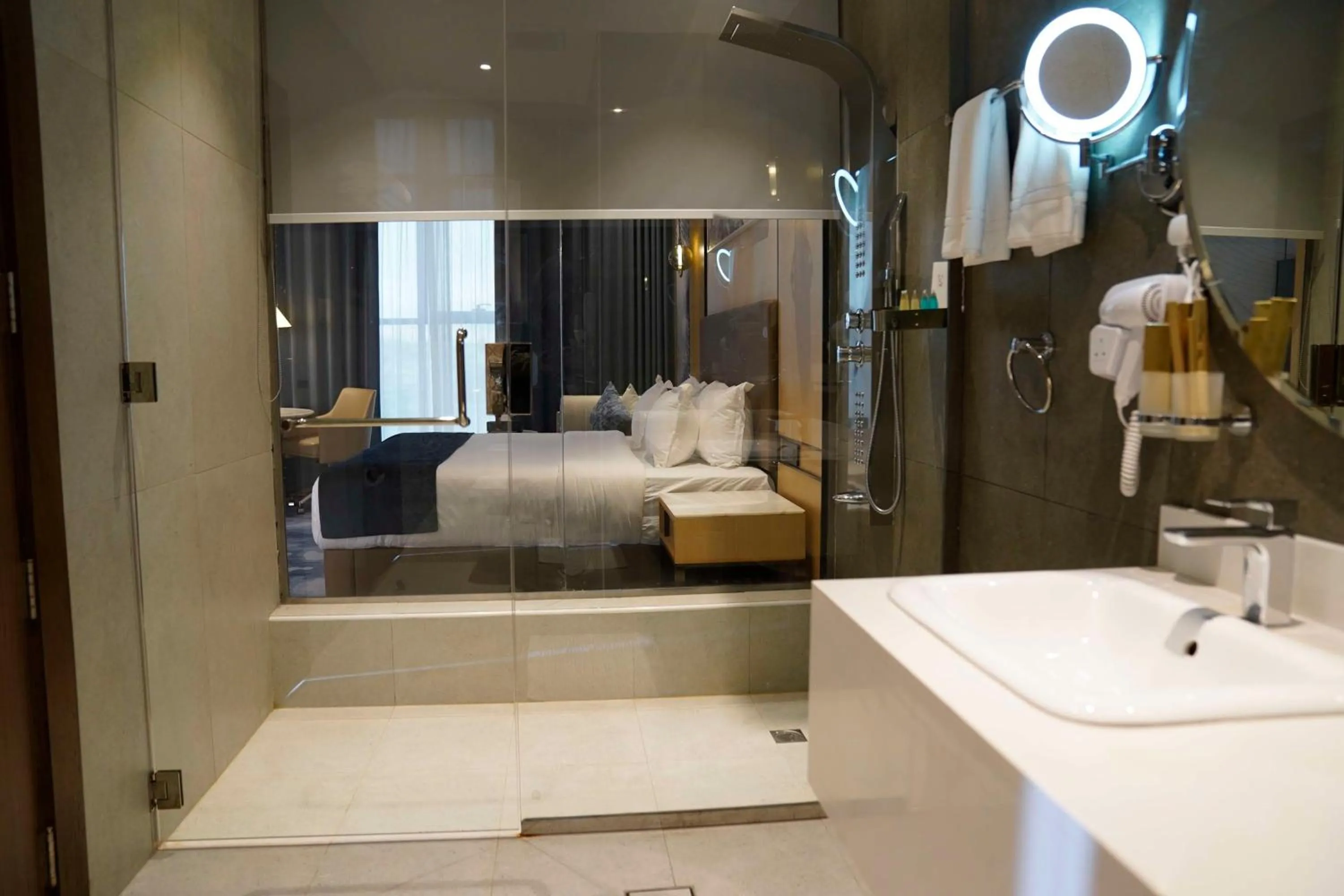 Bathroom, Bed in Best Western Plus Danat Almansak Hotel