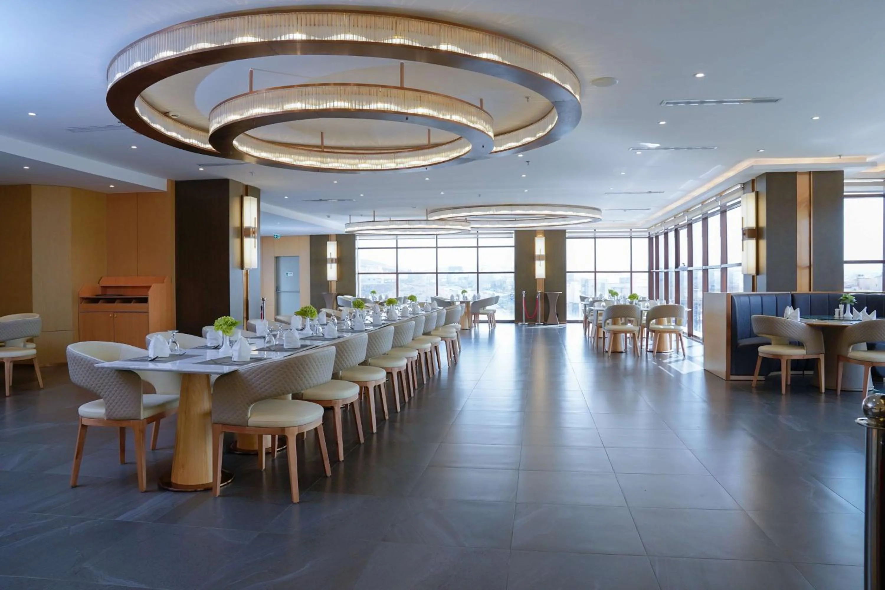 Restaurant/places to eat in Best Western Plus Danat Almansak Hotel