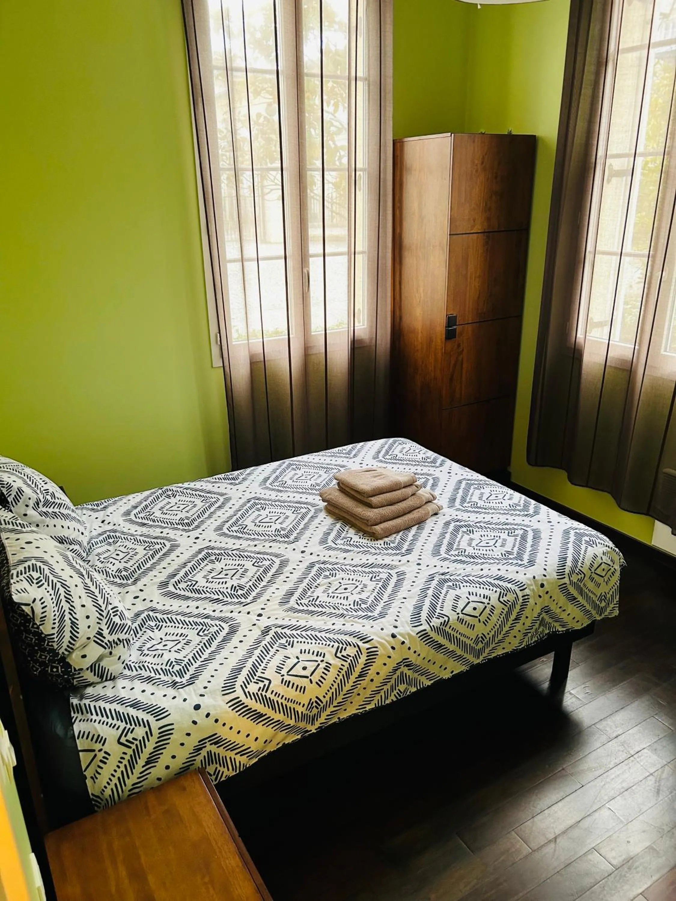 Bed in Appartement Serris