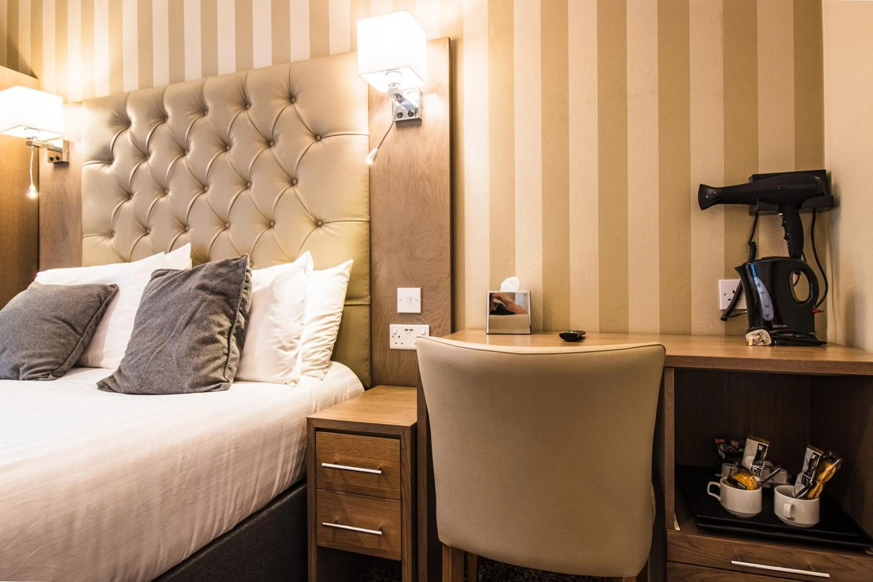 Coffee/tea facilities, Bed in Albion Hotel