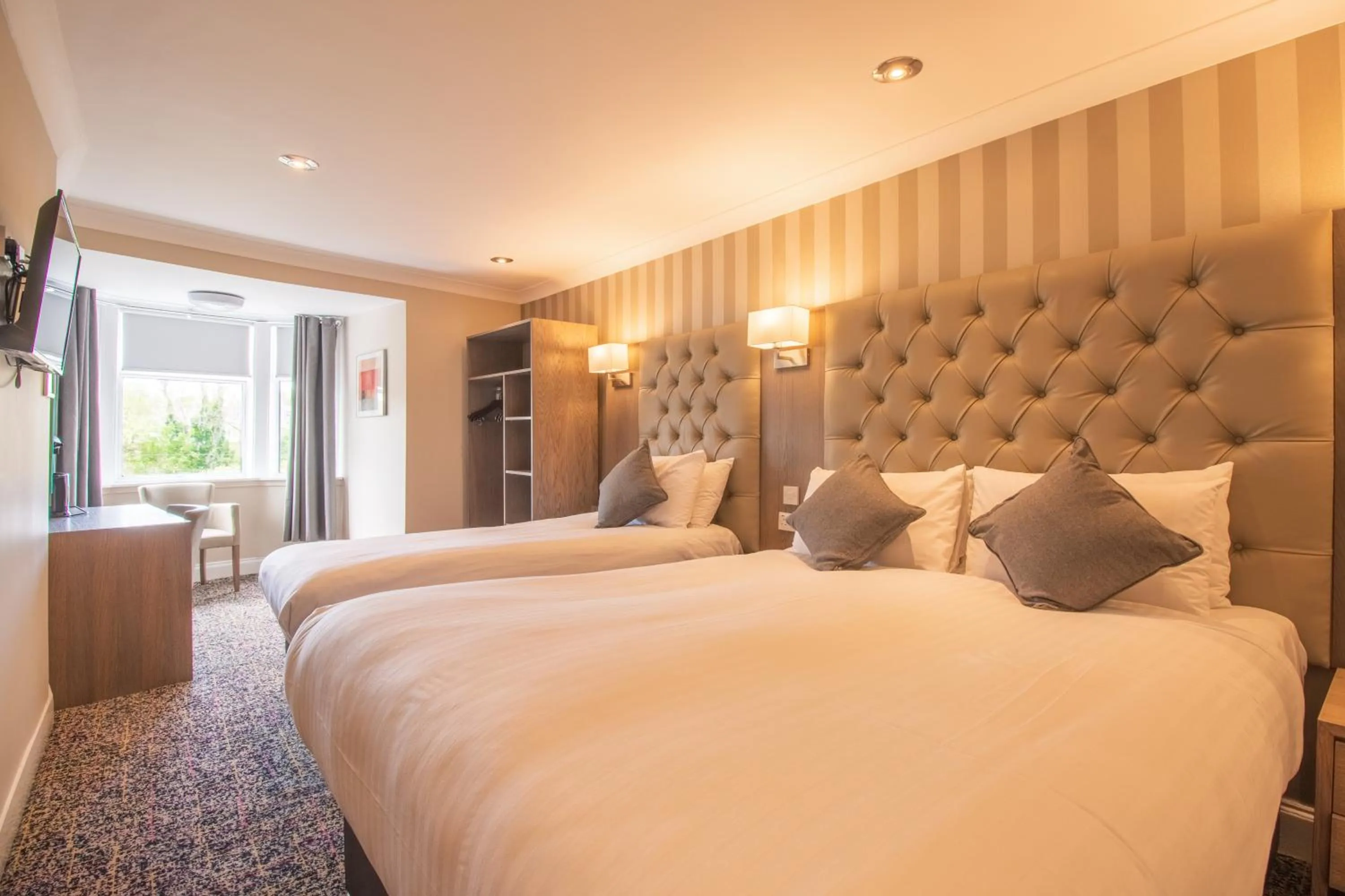 Photo of the whole room, Bed in Albion Hotel