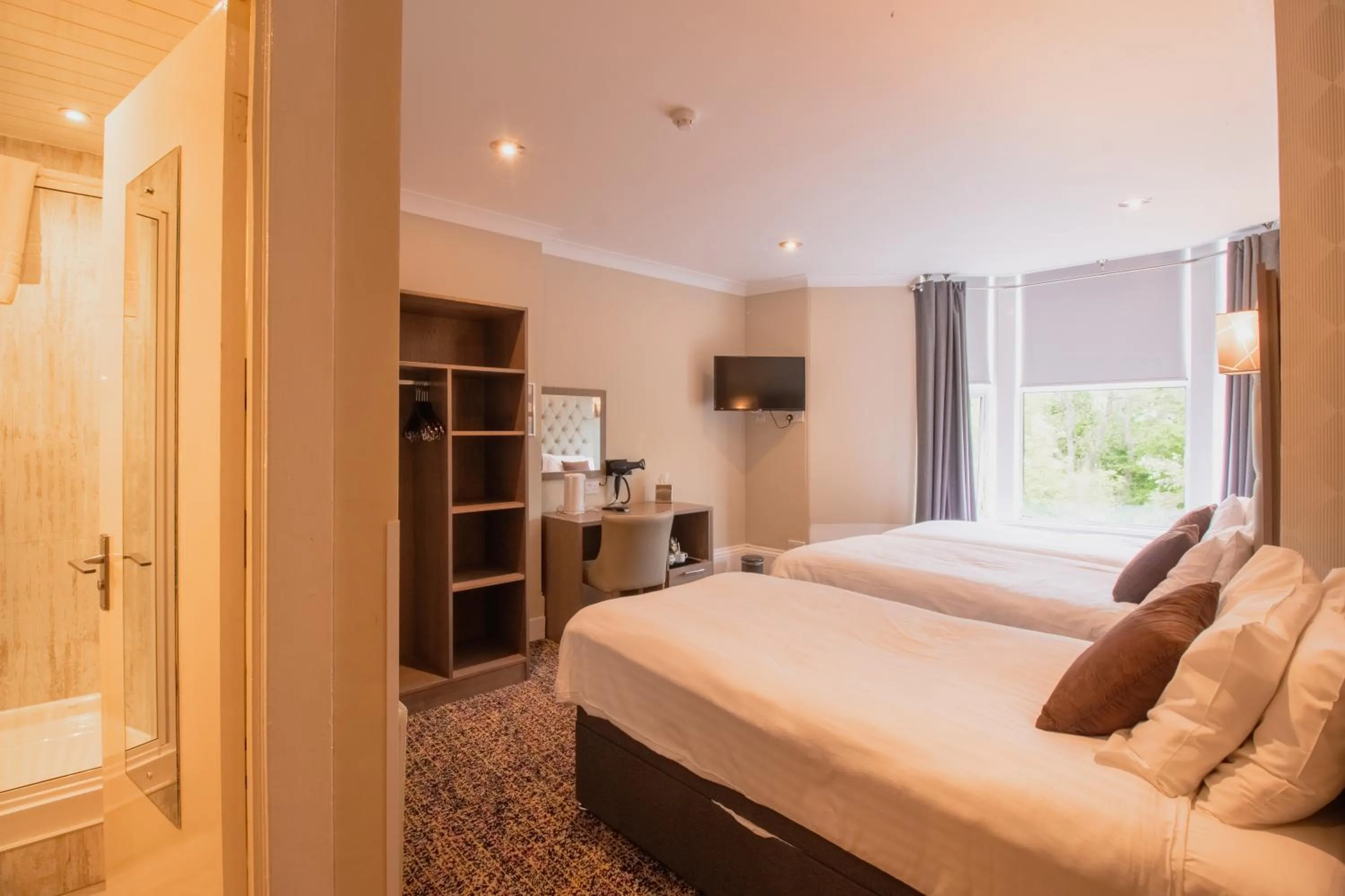 Photo of the whole room, Bed in Albion Hotel