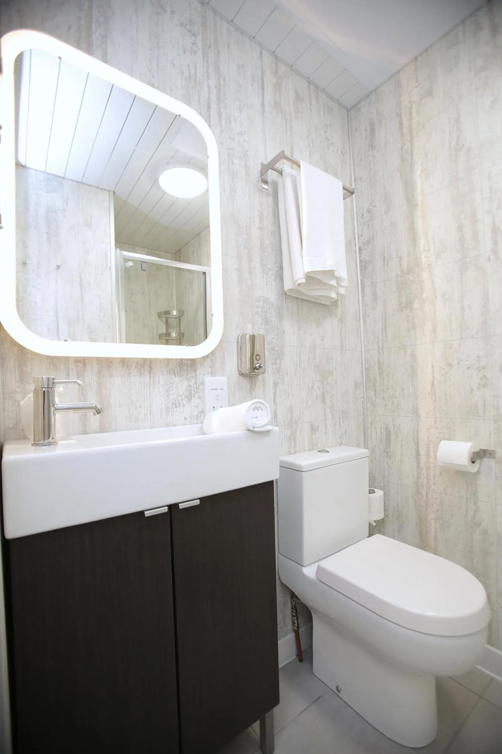 Bathroom in Albion Hotel