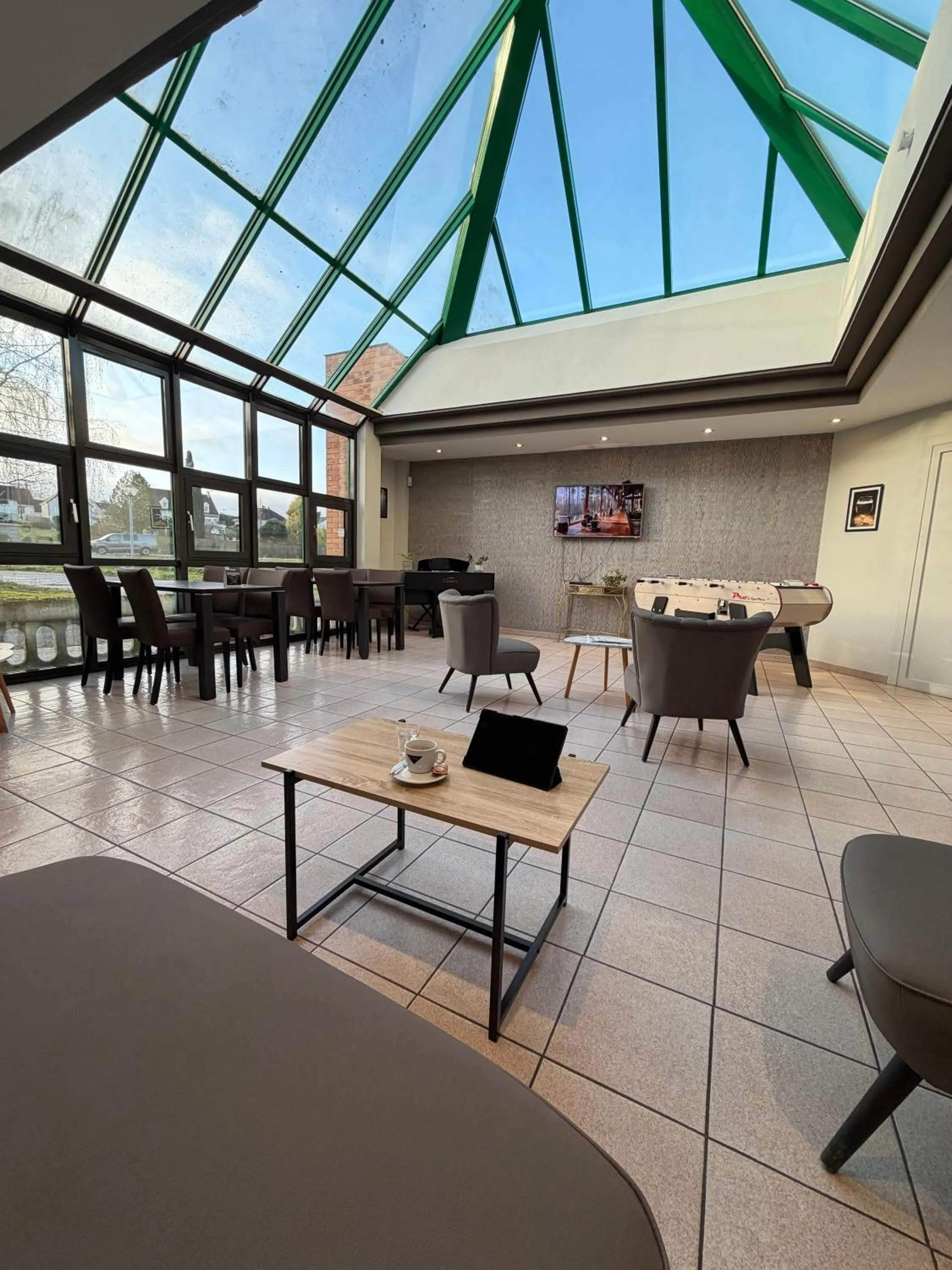 Communal lounge/ TV room in Cit'Hotel LA PYRAMIDE