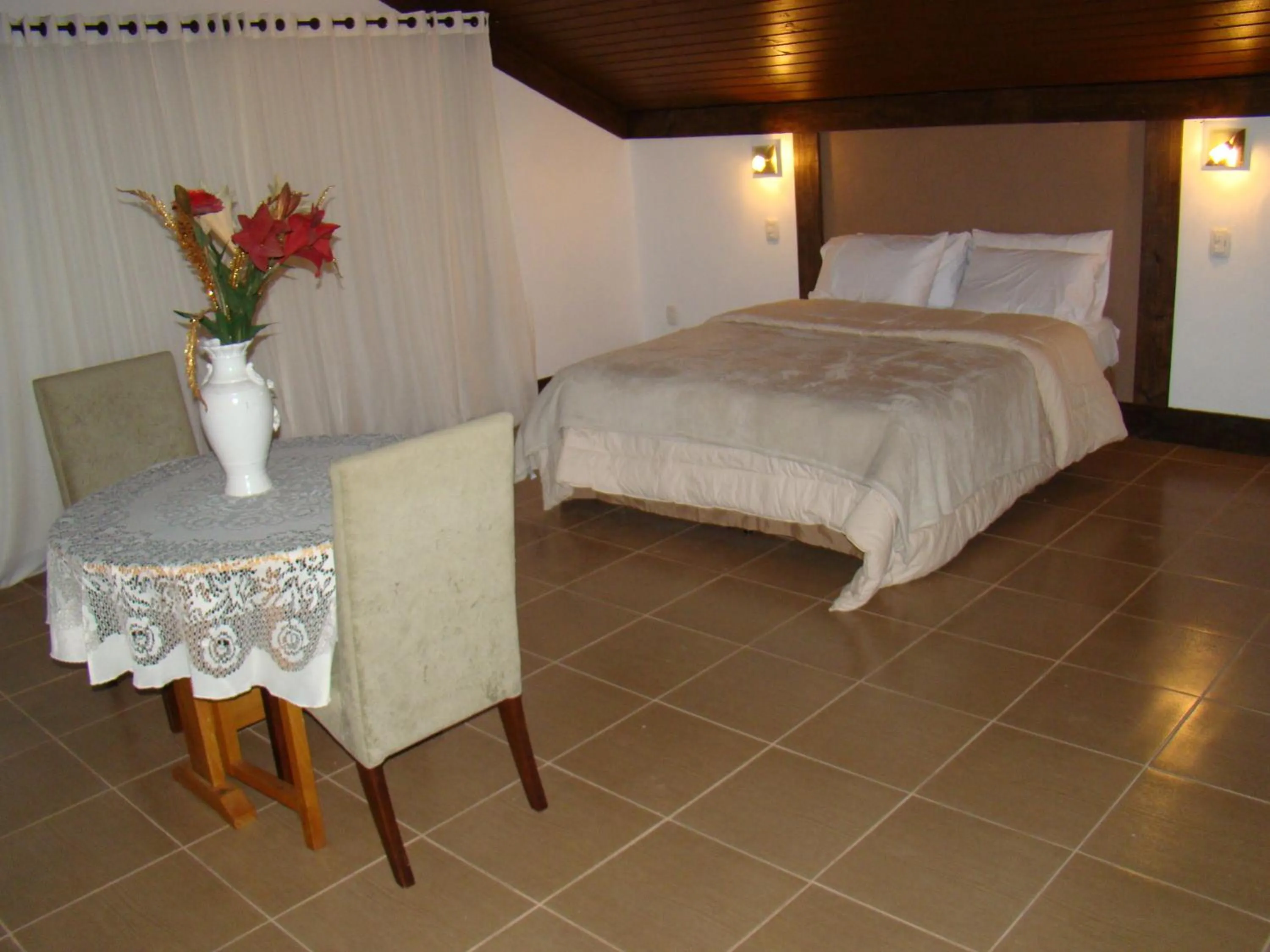 Photo of the whole room, Bed in Pousada do Tirol