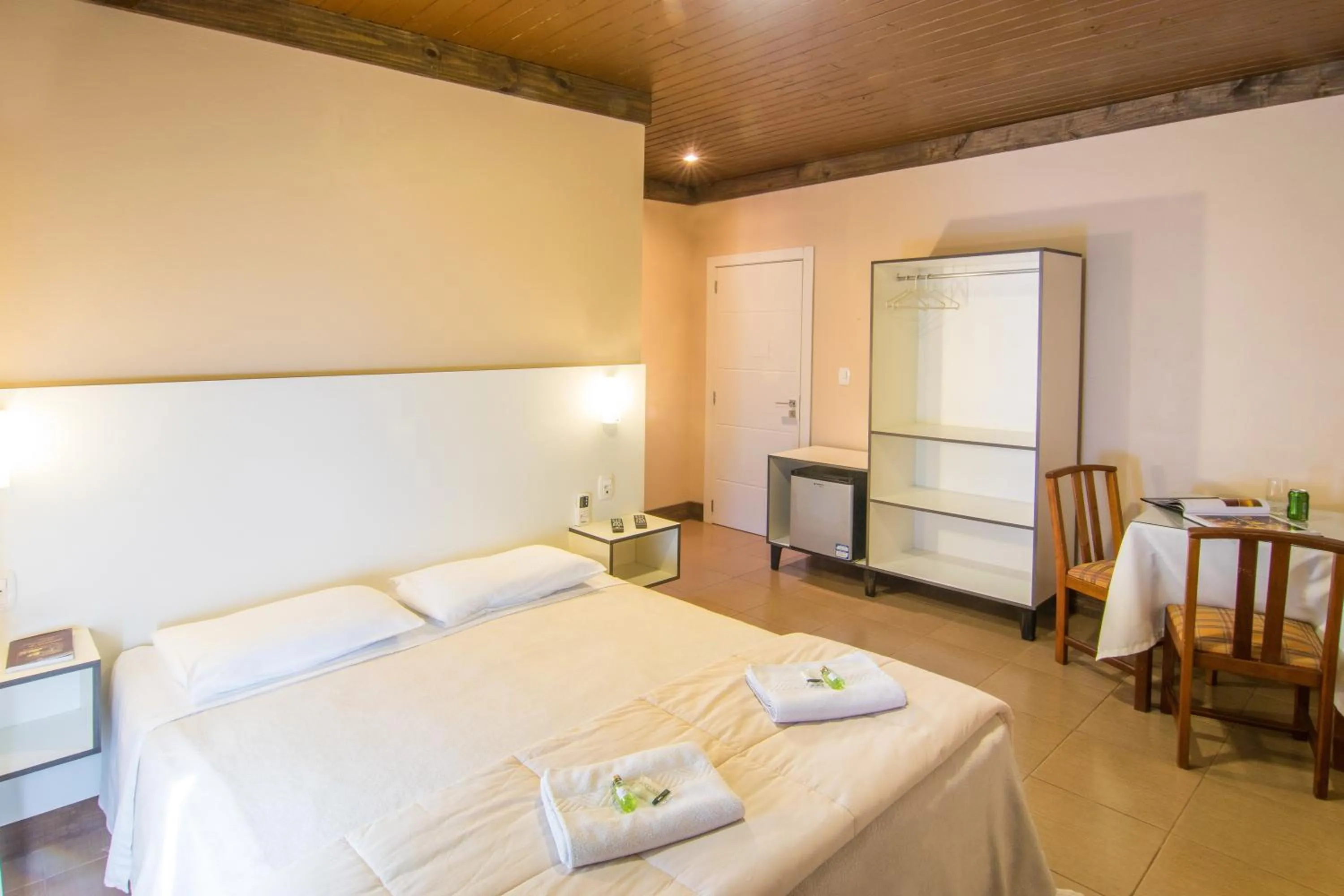 Photo of the whole room, Bed in Pousada do Tirol