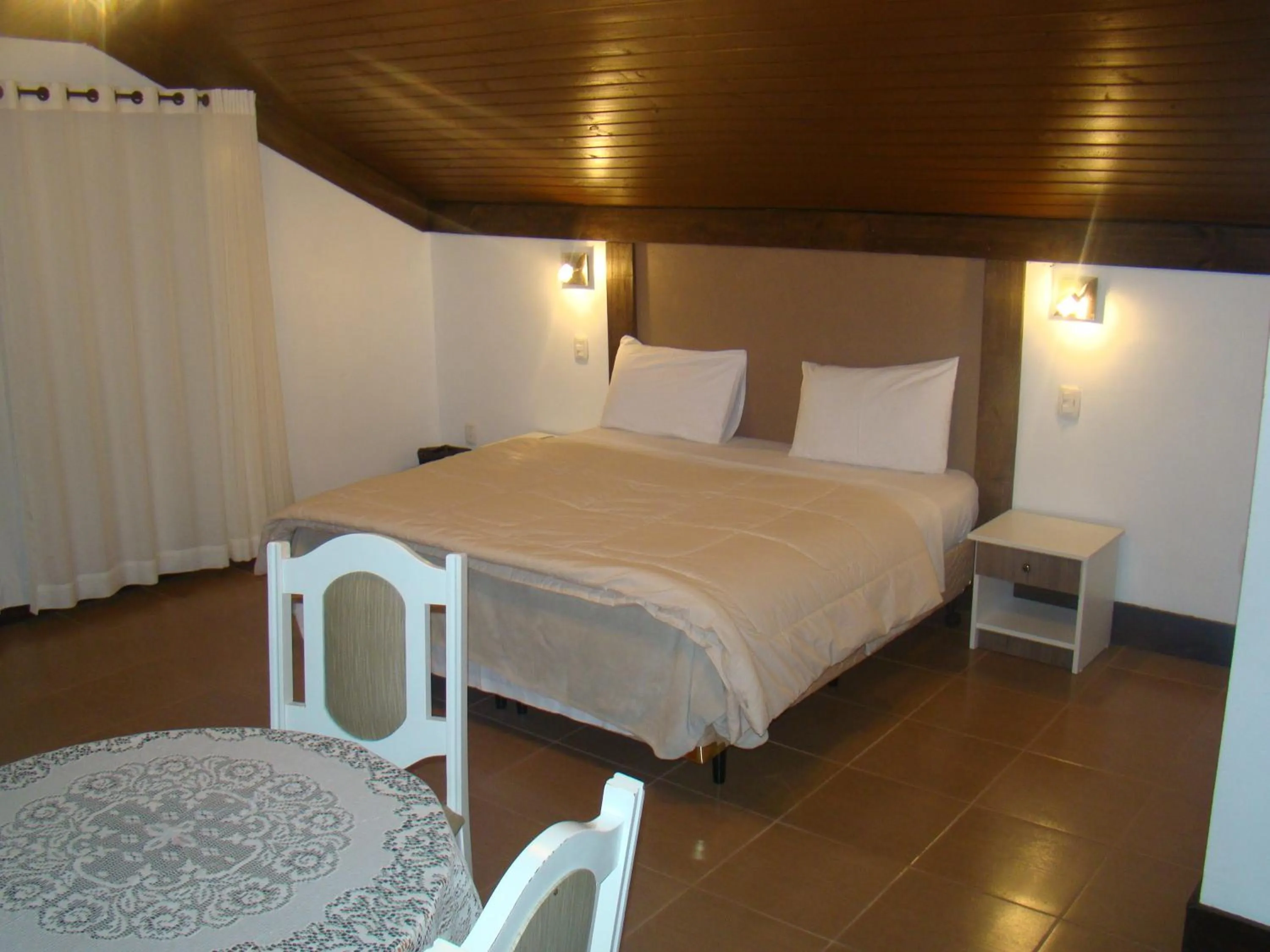 Photo of the whole room, Bed in Pousada do Tirol