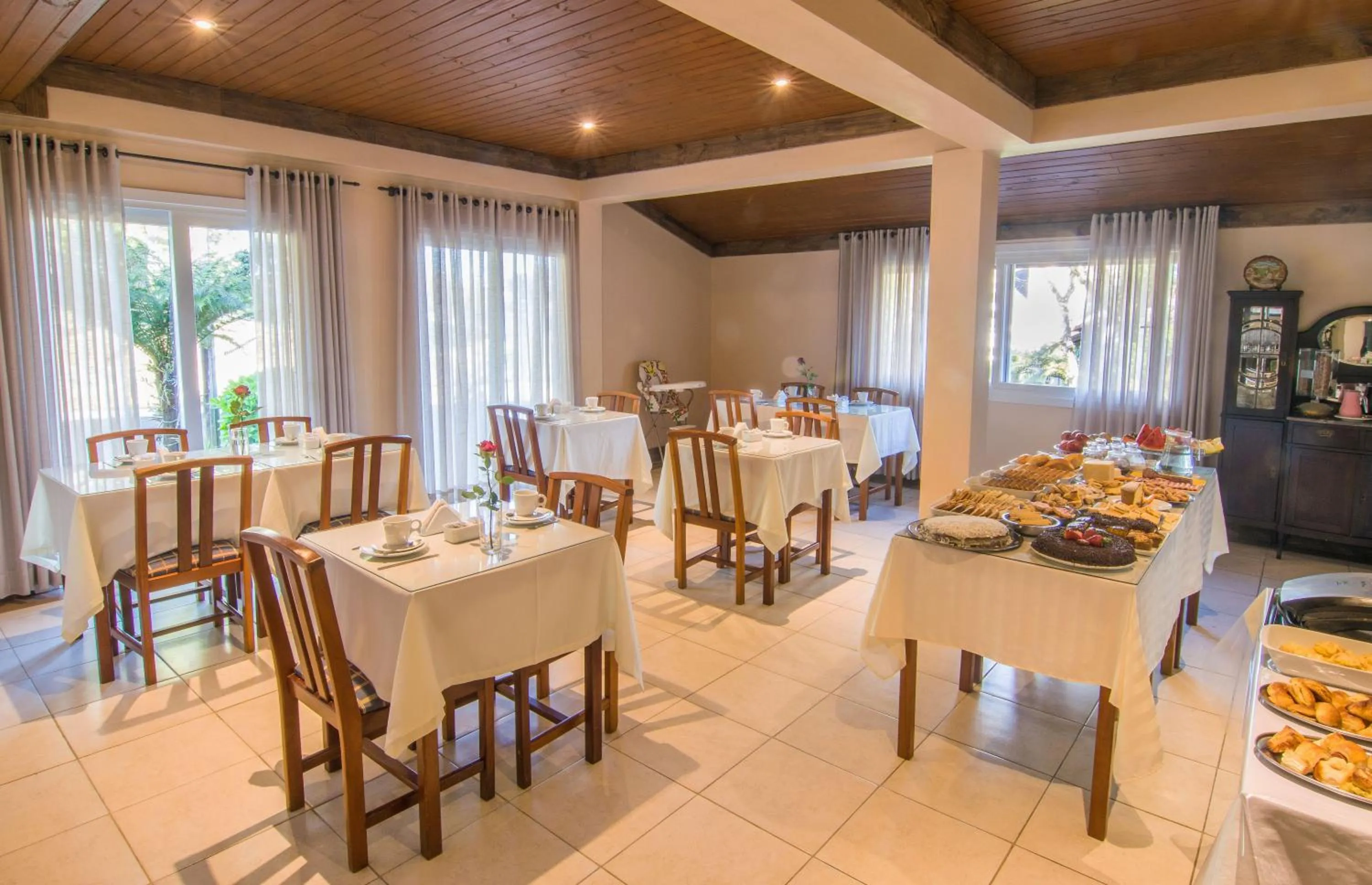 Restaurant/places to eat in Pousada do Tirol