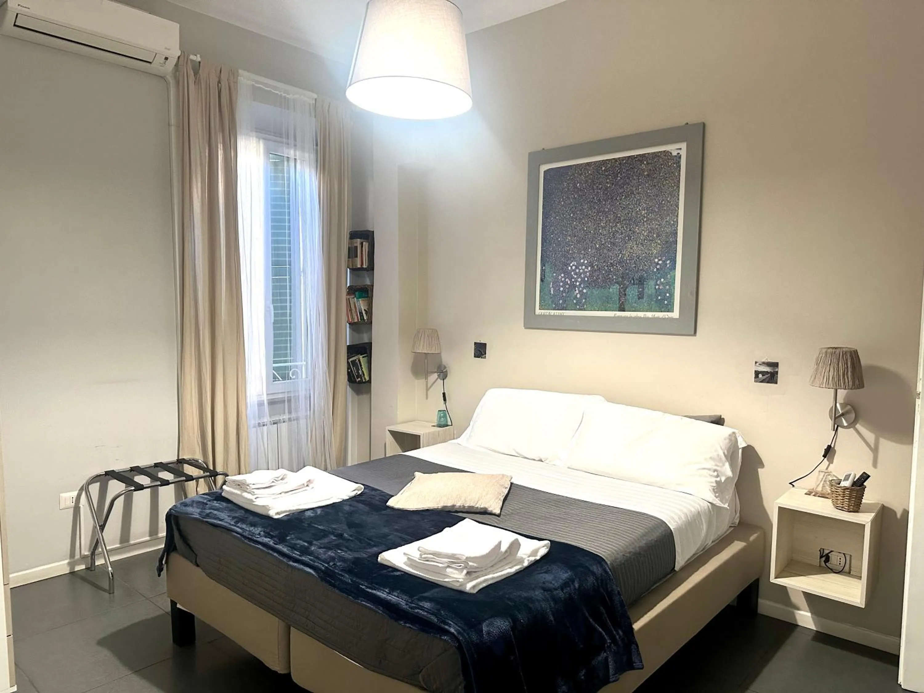 Bed in Le Due Civette Roma