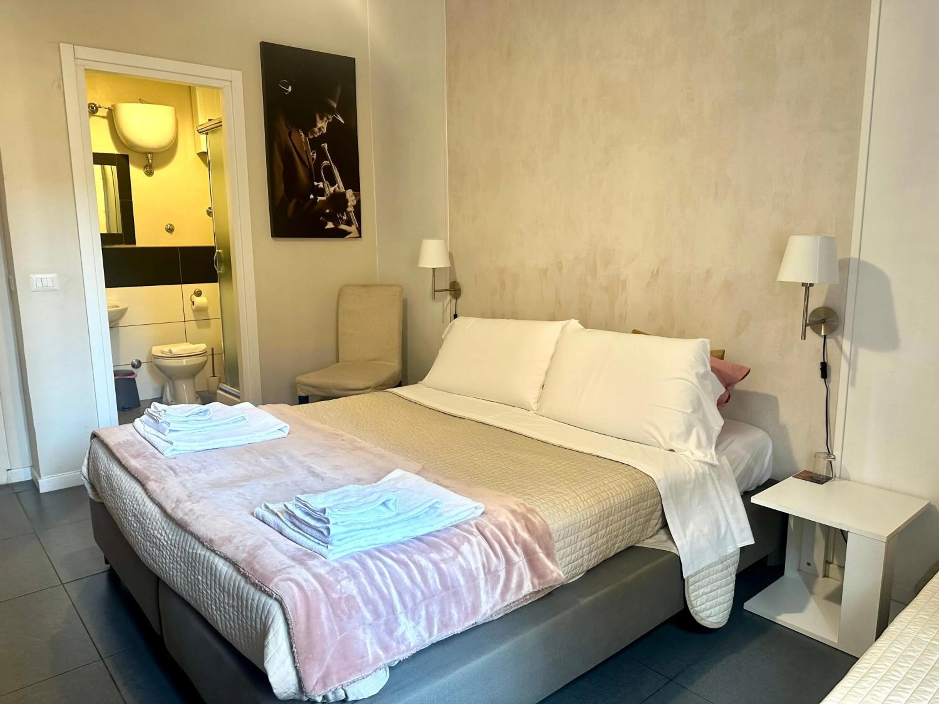 Bed in Le Due Civette Roma