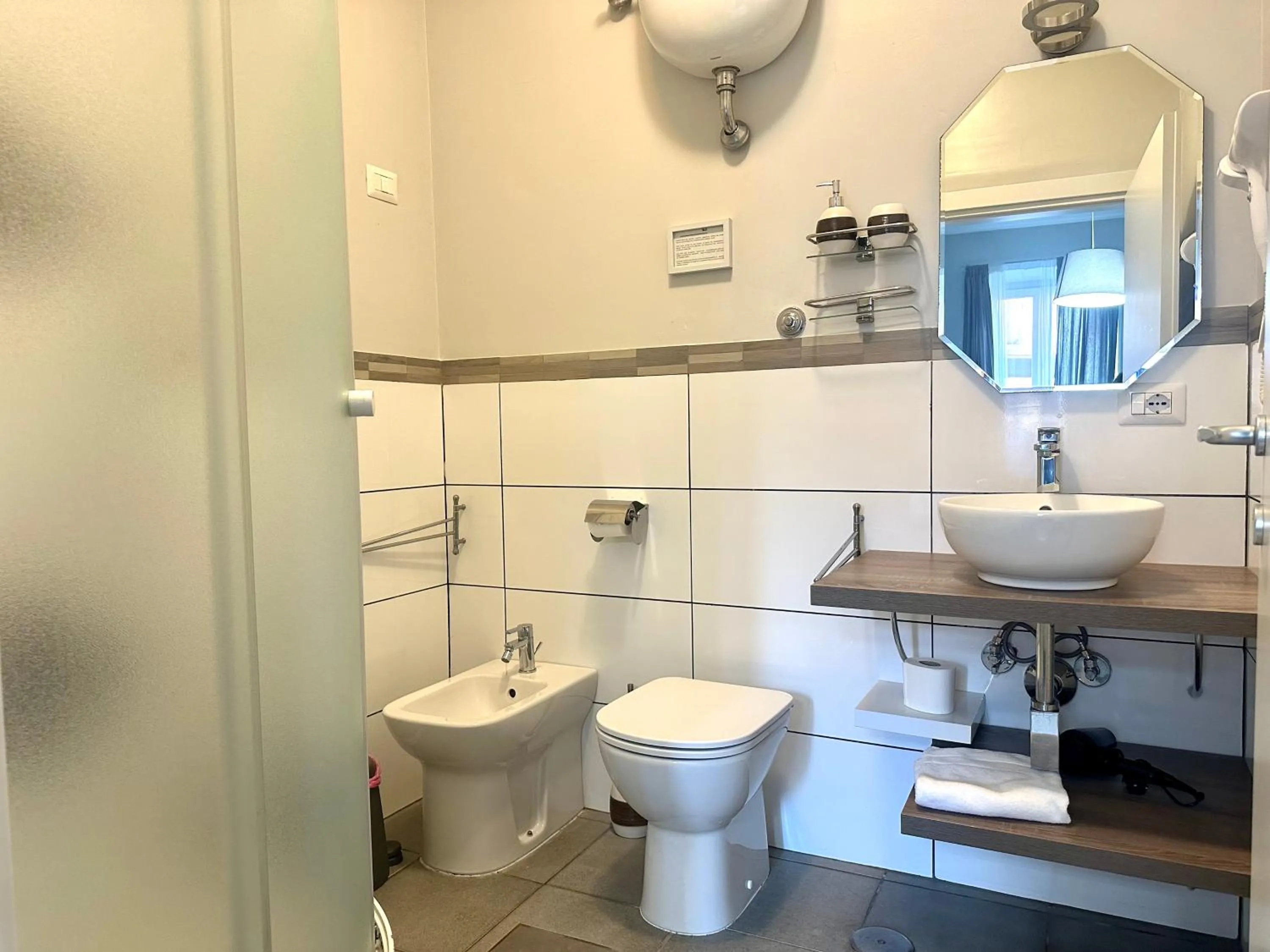 Shower in Le Due Civette Roma