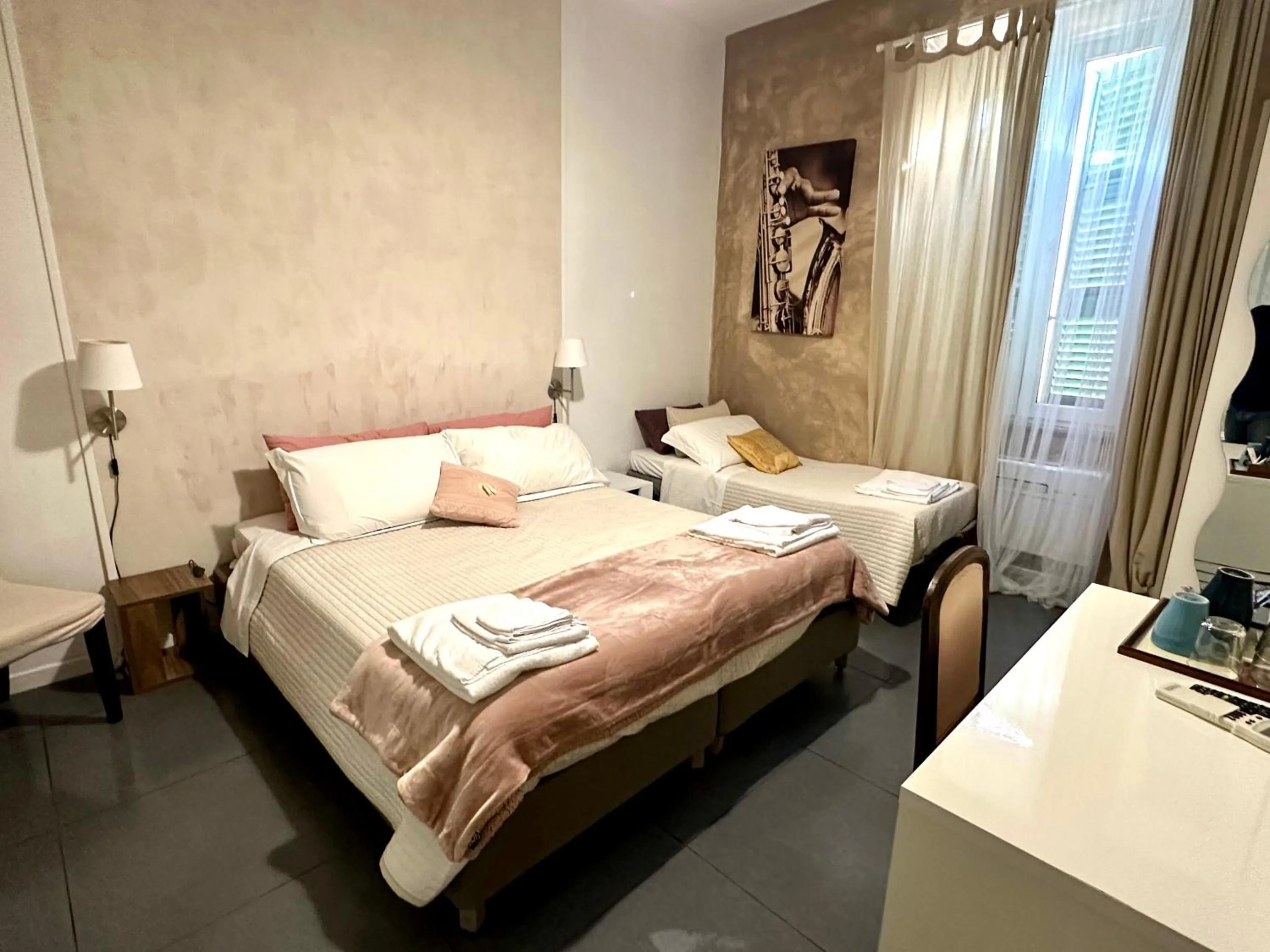 Bed in Le Due Civette Roma