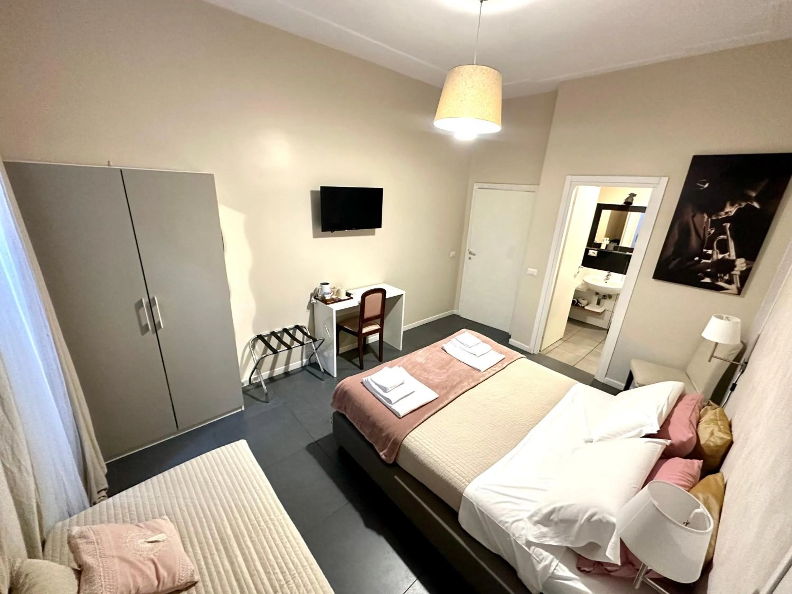 Bed in Le Due Civette Roma