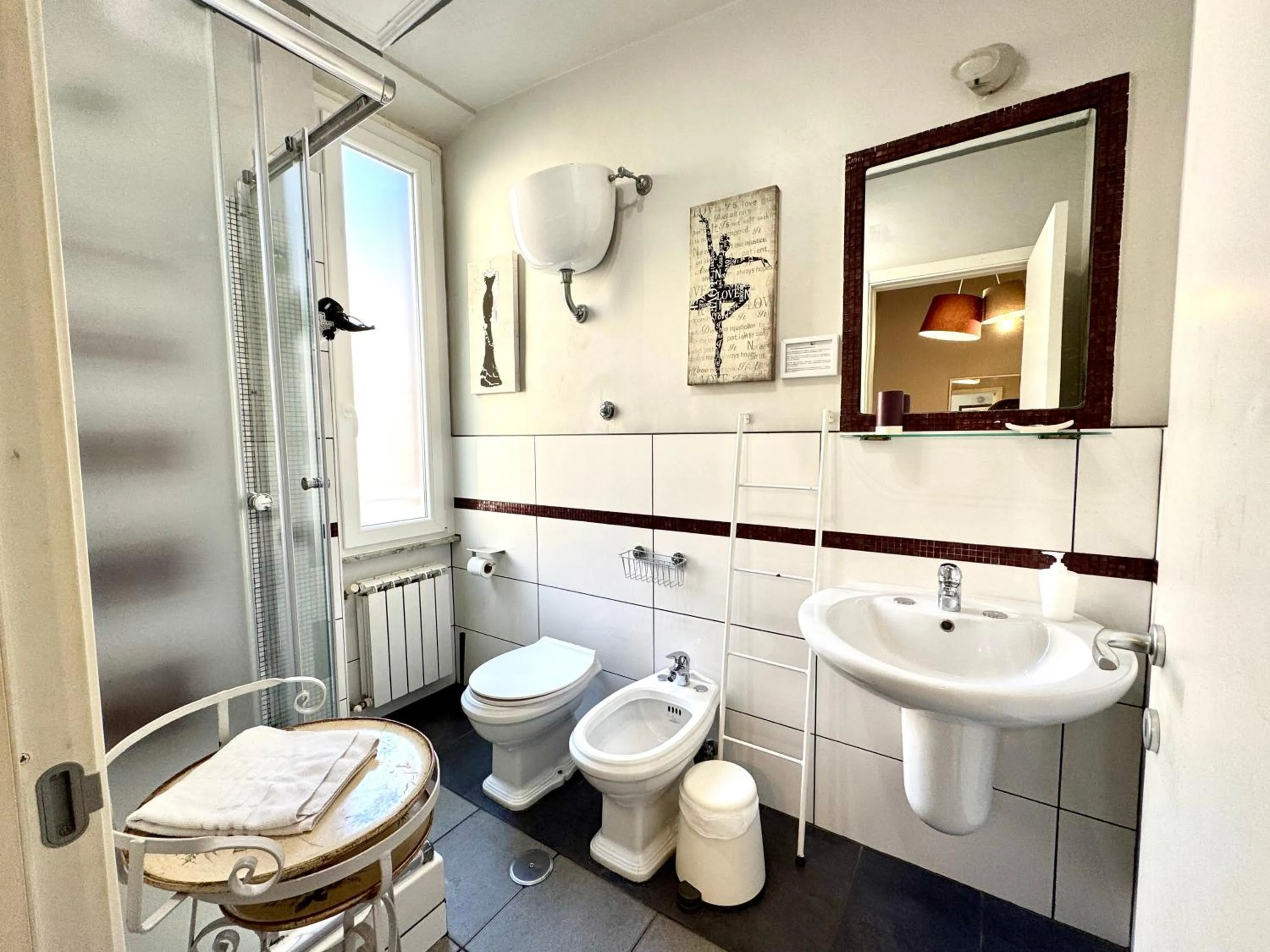 Shower in Le Due Civette Roma