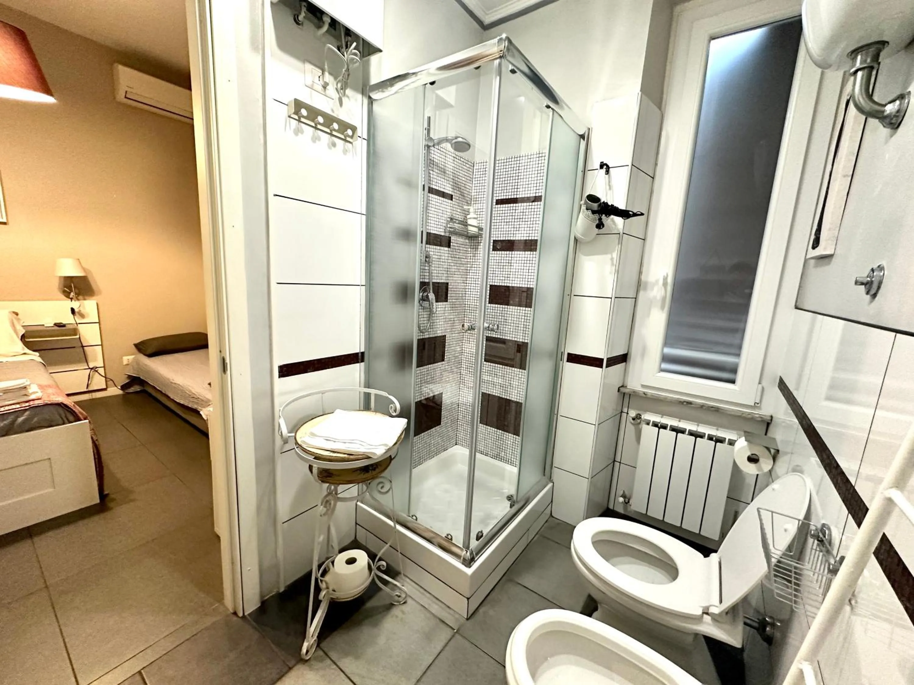 Shower in Le Due Civette Roma