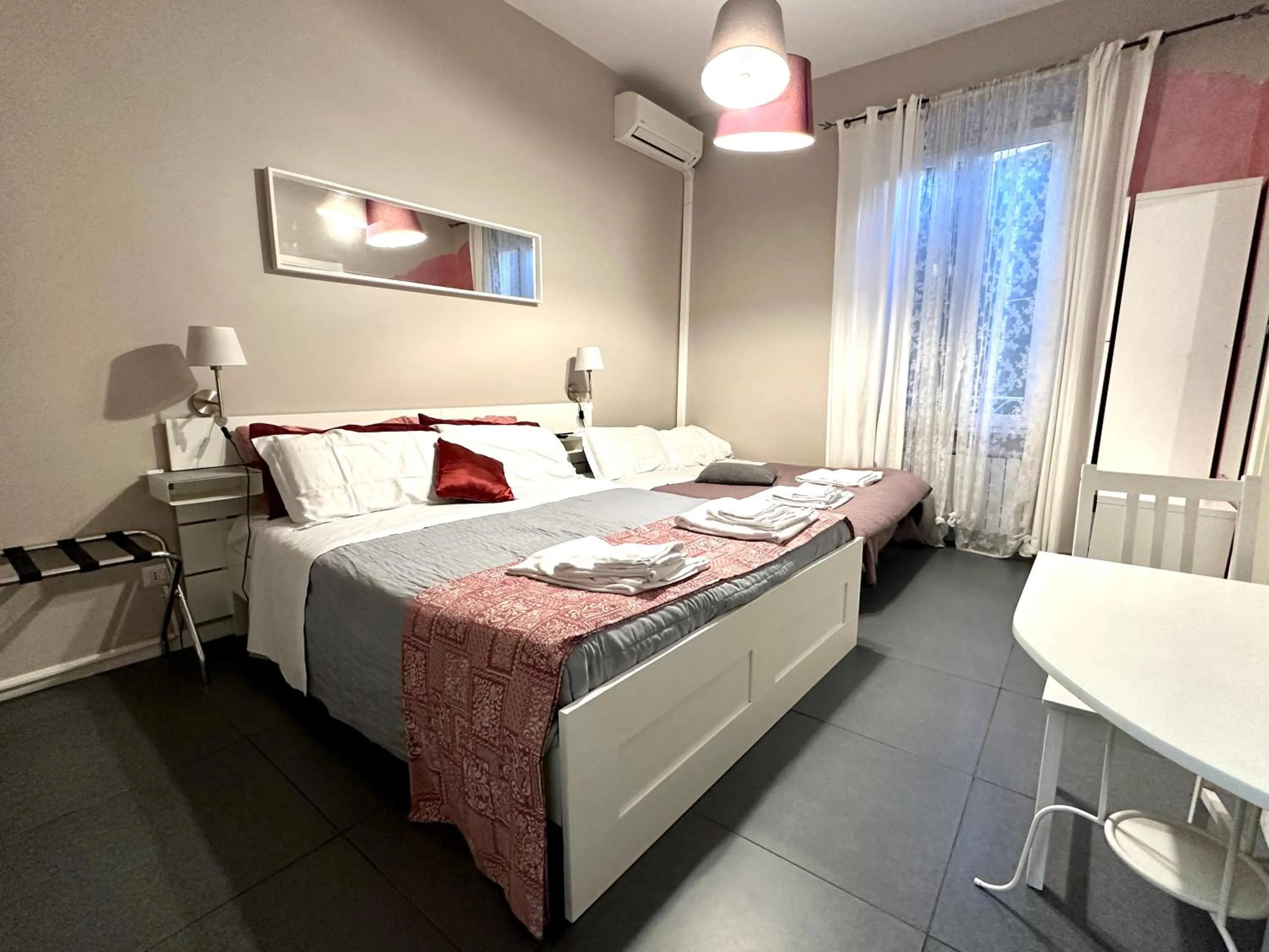 Bed in Le Due Civette Roma