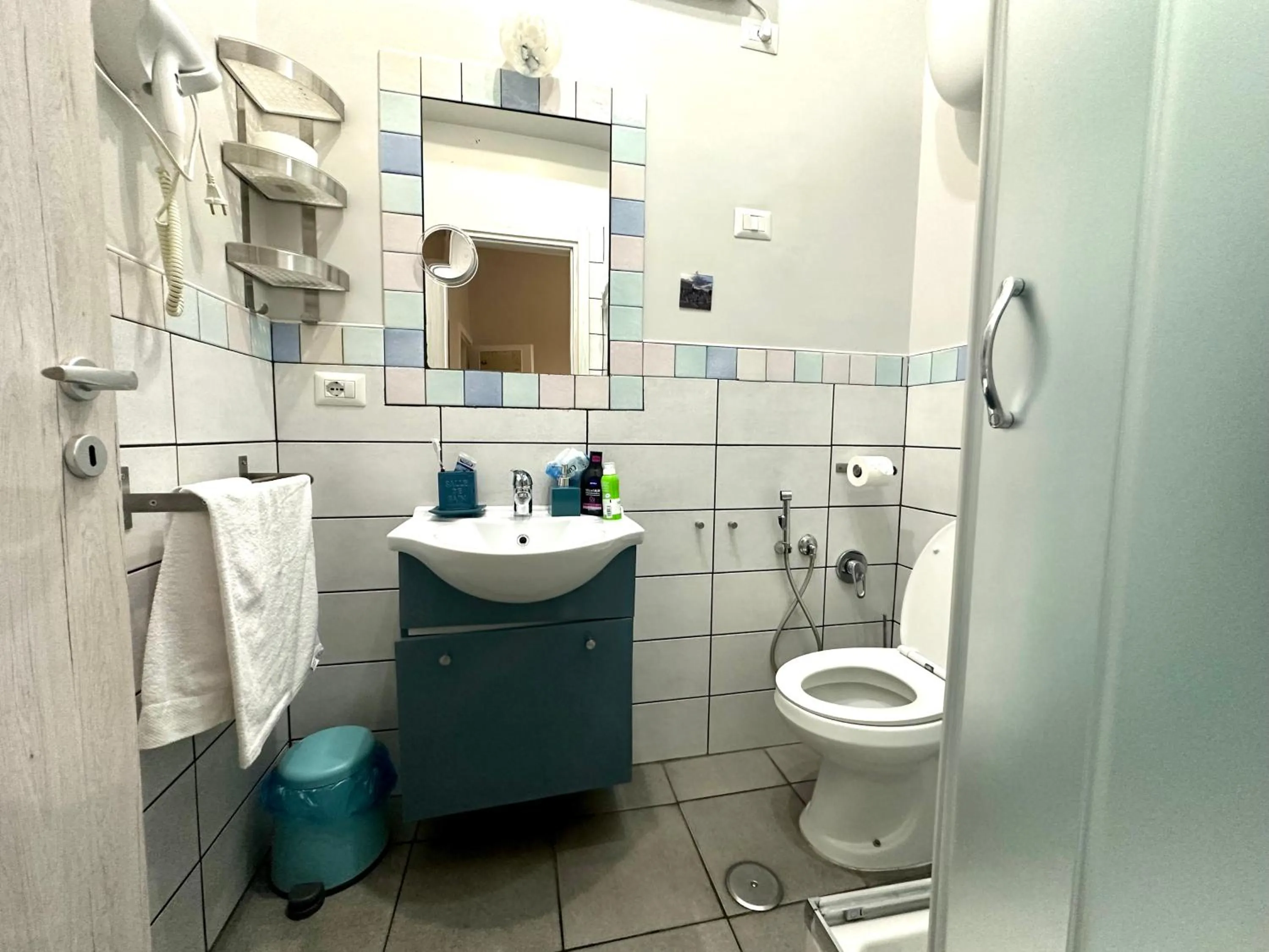 Shower in Le Due Civette Roma