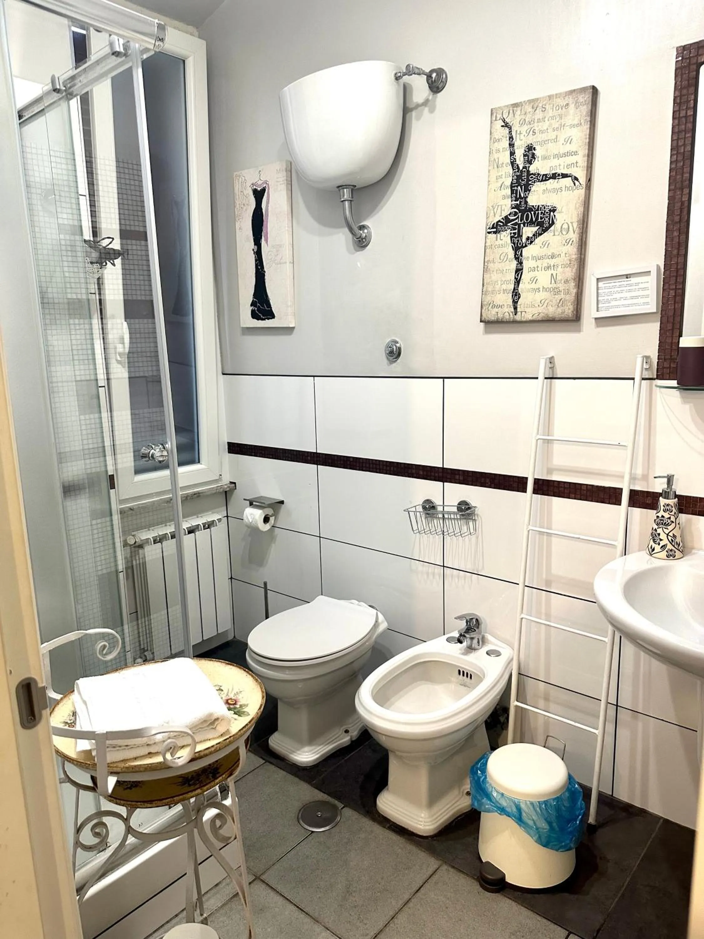 Shower in Le Due Civette Roma