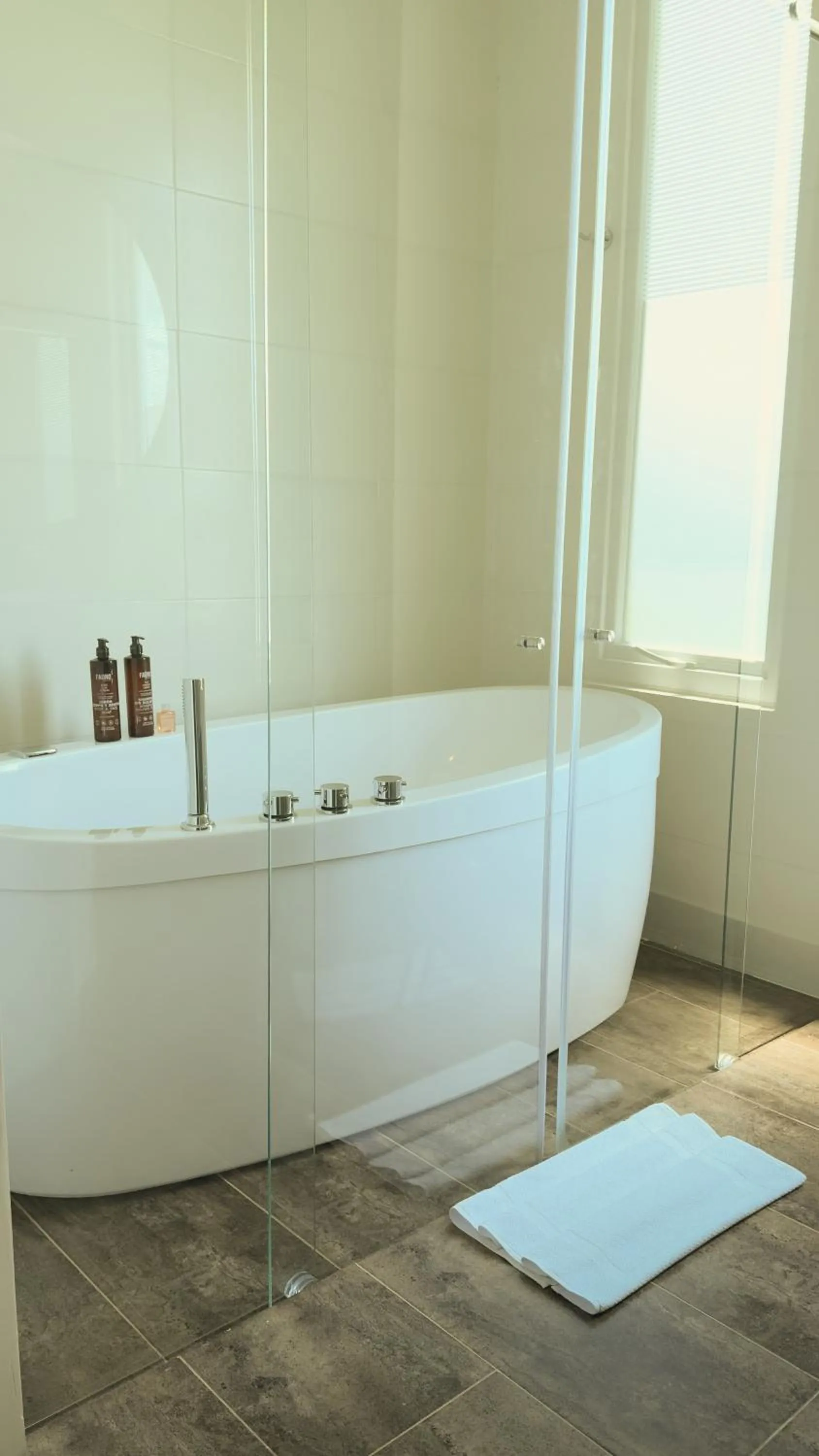 Bath in Hotel Morúa