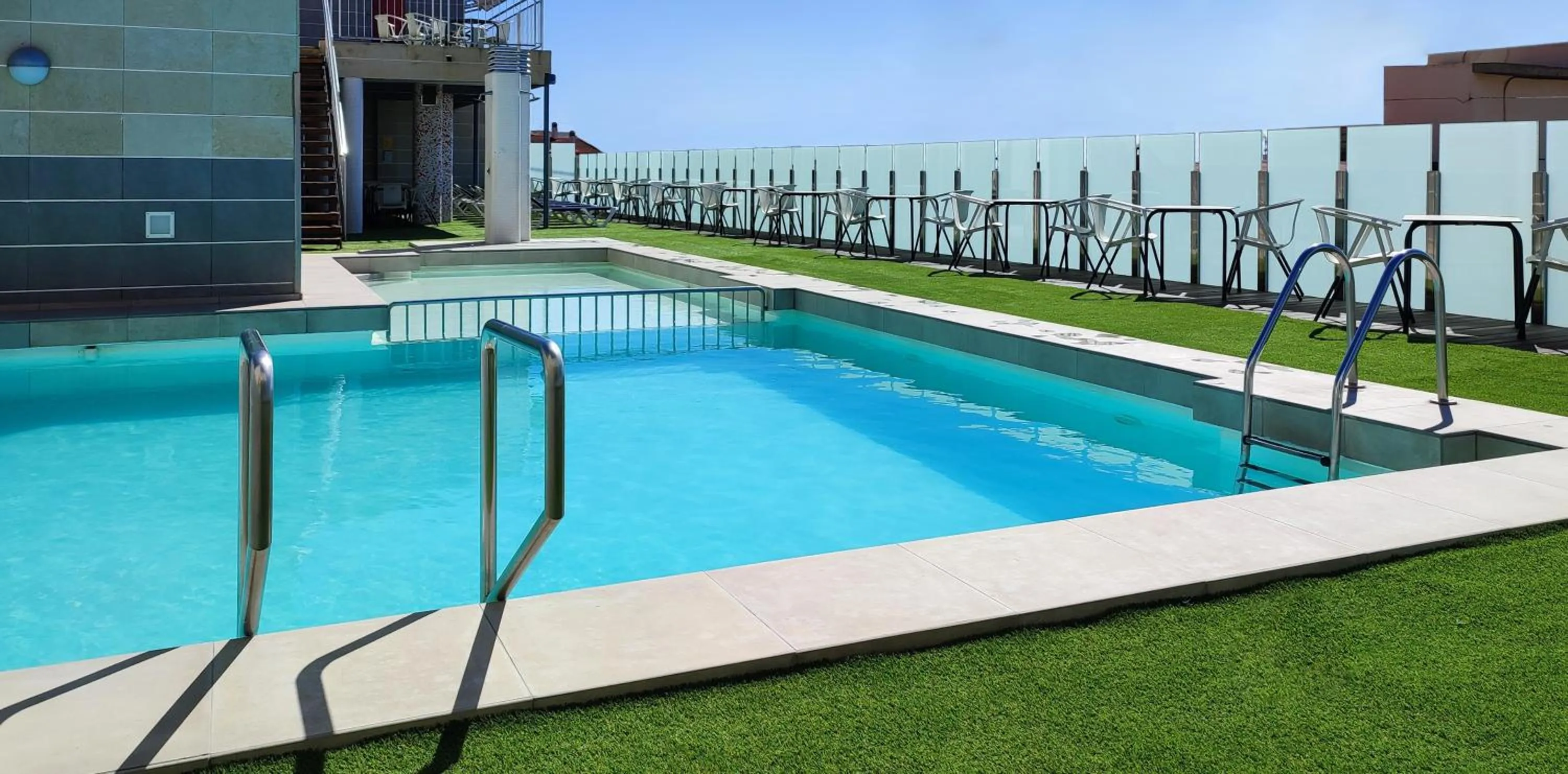 Swimming pool in Hotel Oasis Plaza