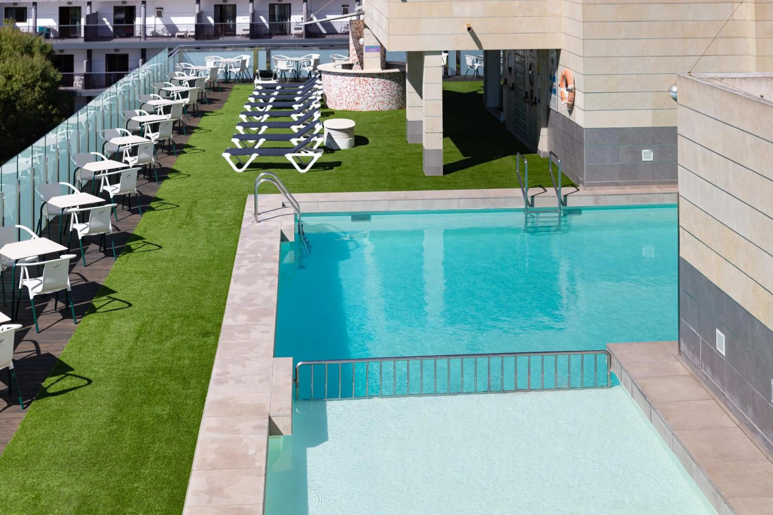 Swimming pool in Hotel Oasis Plaza