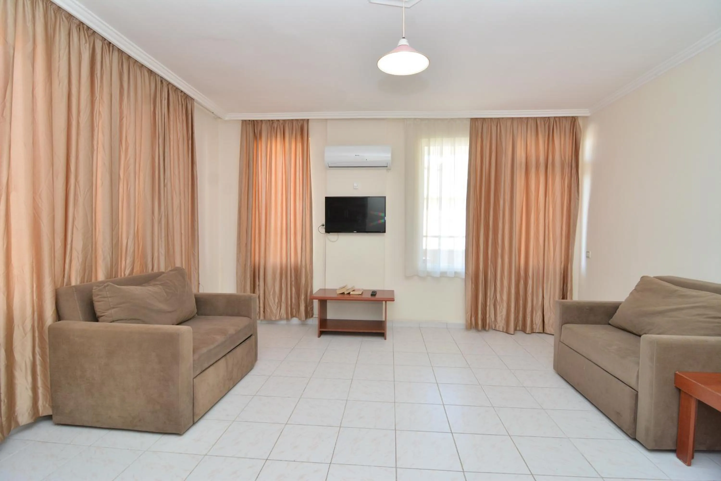 Communal lounge/ TV room in Rose Garden Apart Hotel