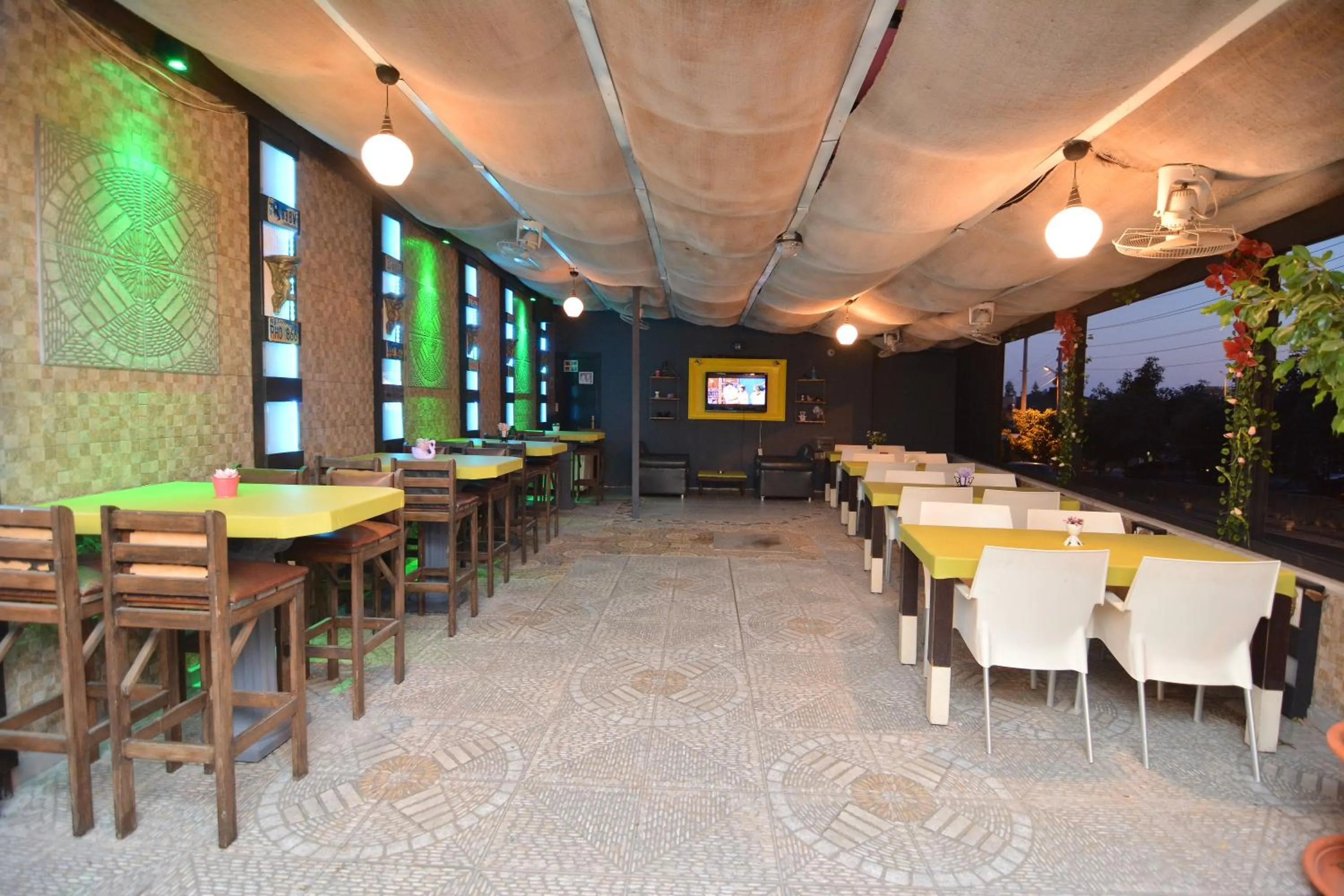 Restaurant/places to eat in Rose Garden Apart Hotel