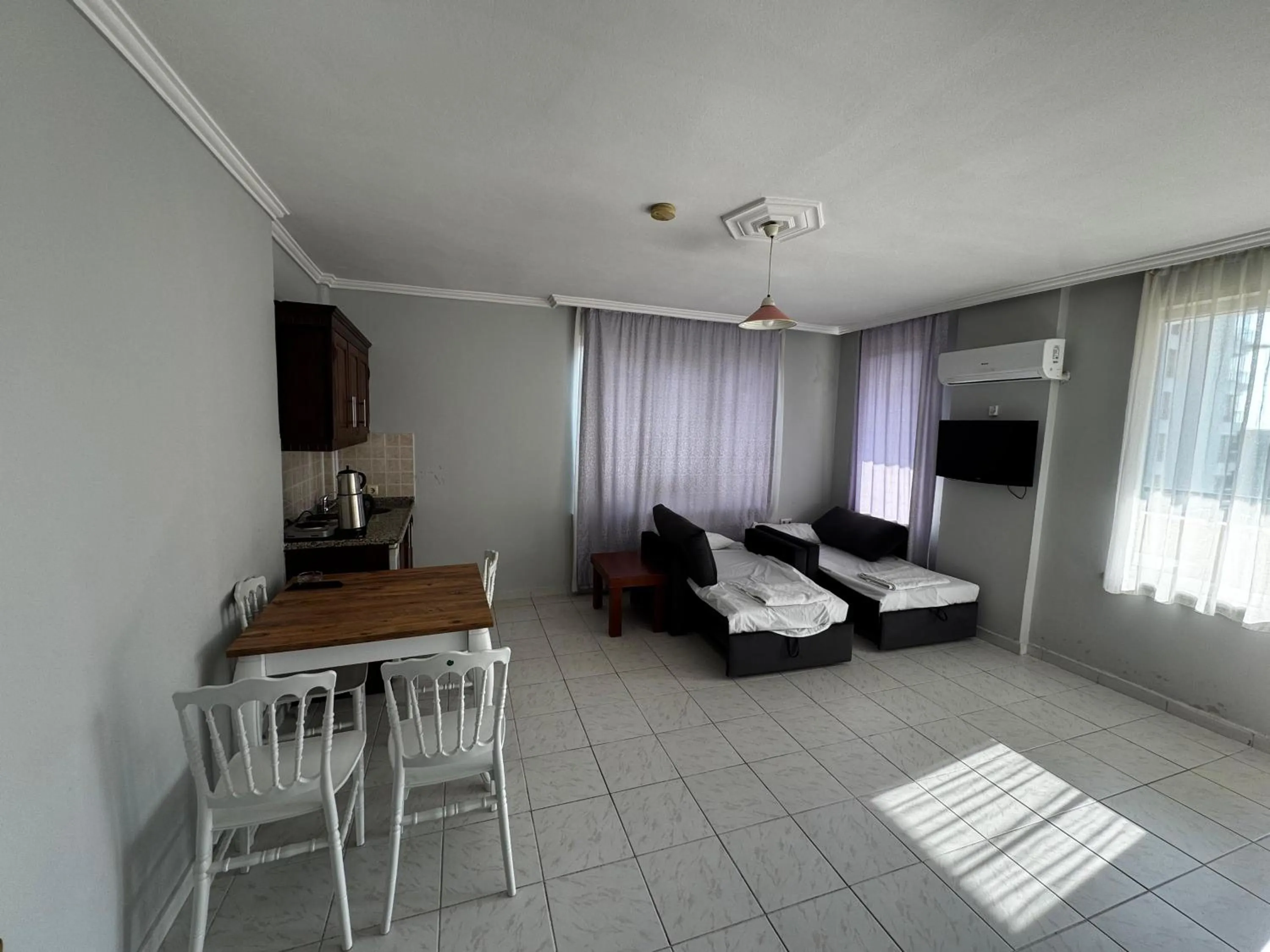 Communal lounge/ TV room in Rose Garden Apart Hotel