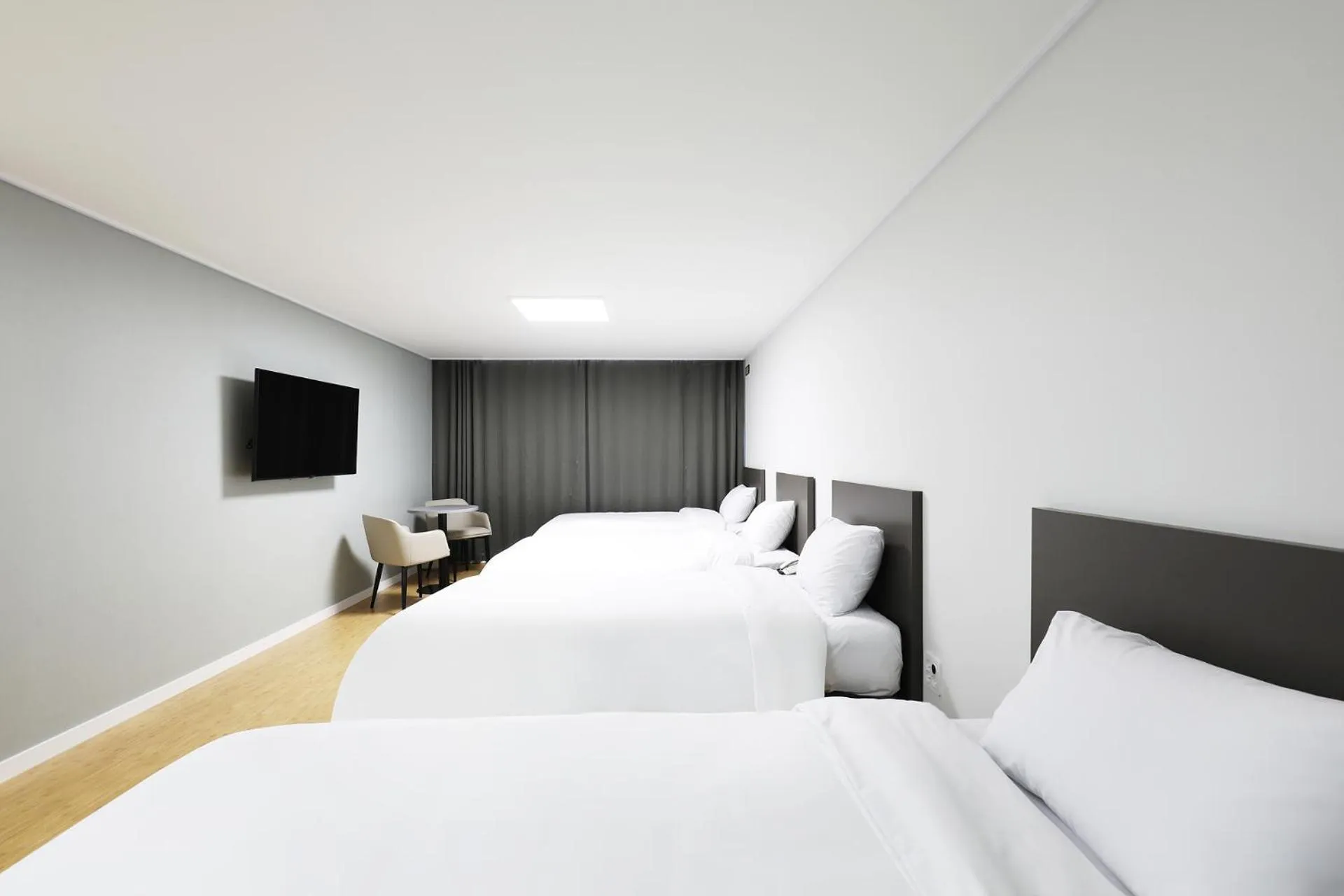 Photo of the whole room, Bed in Mokpo Ocean Hotel