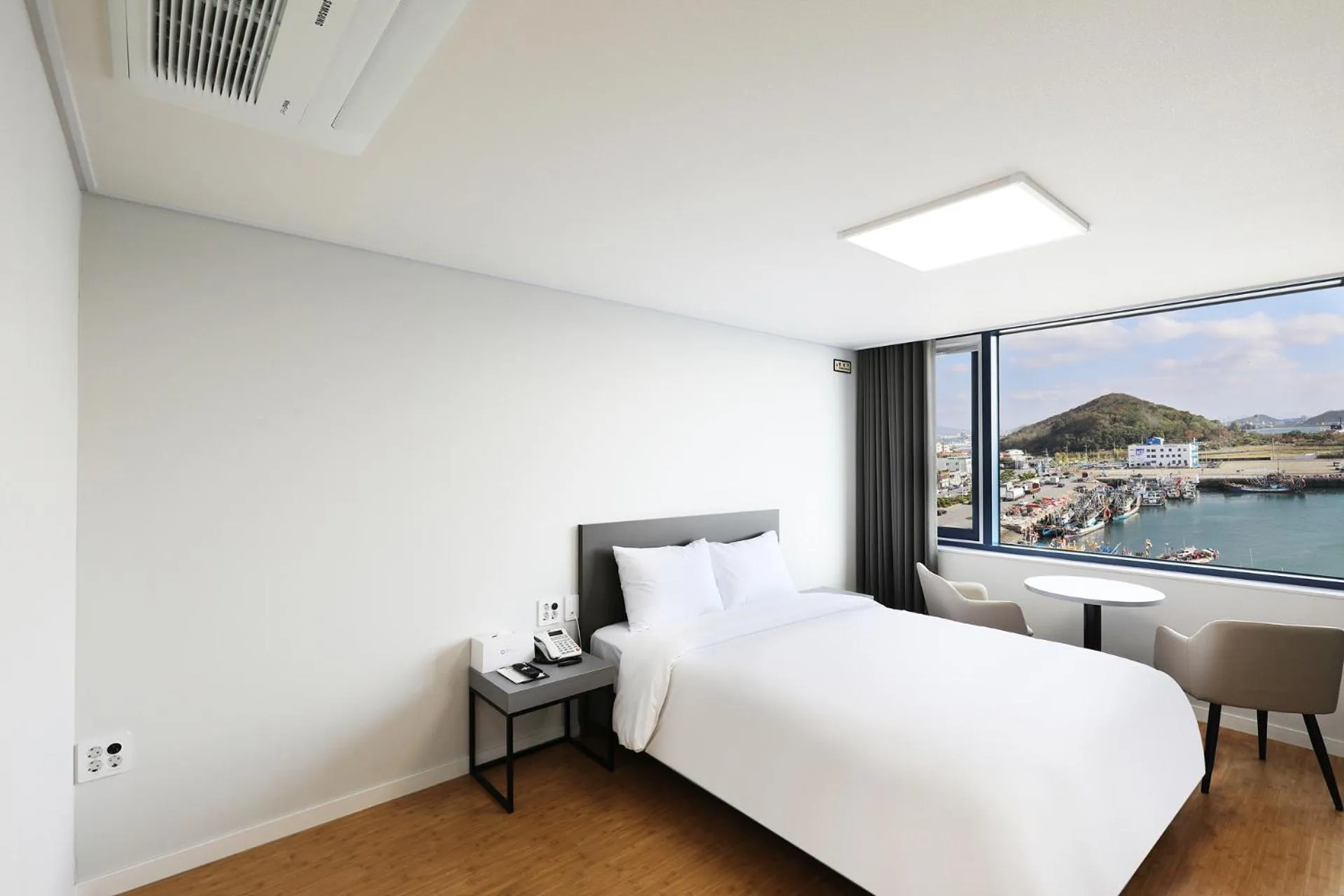 Photo of the whole room, Bed in Mokpo Ocean Hotel