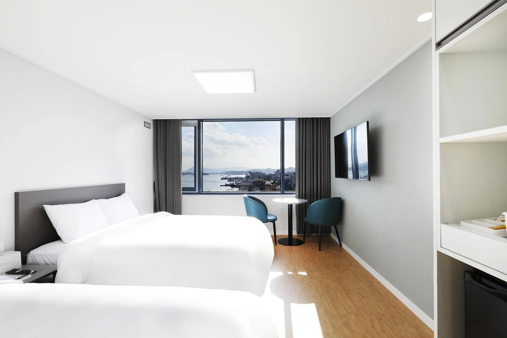 View (from property/room), Bed in Mokpo Ocean Hotel