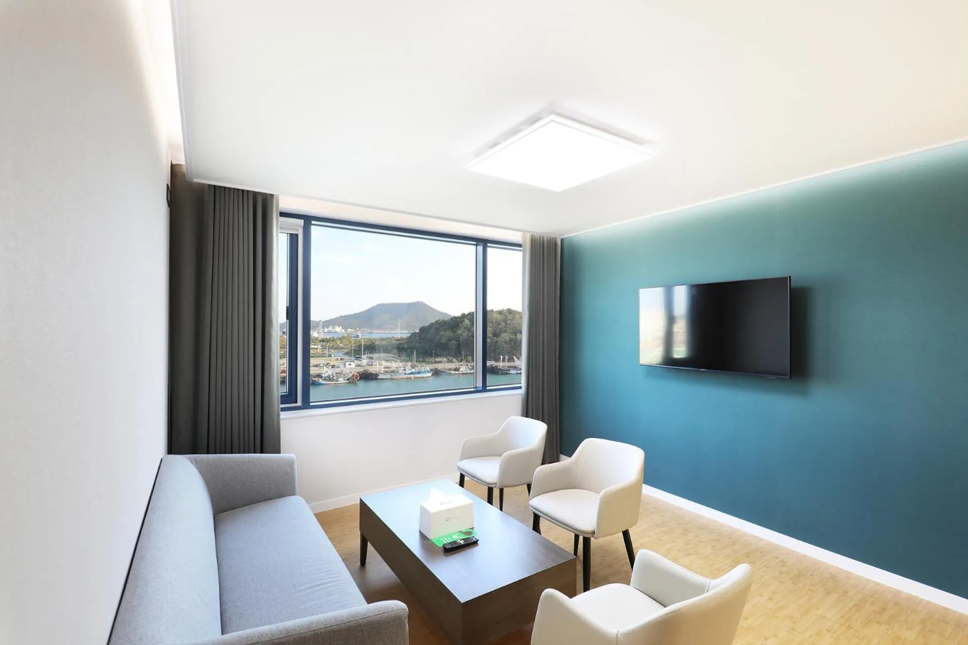 Communal lounge/ TV room in Mokpo Ocean Hotel