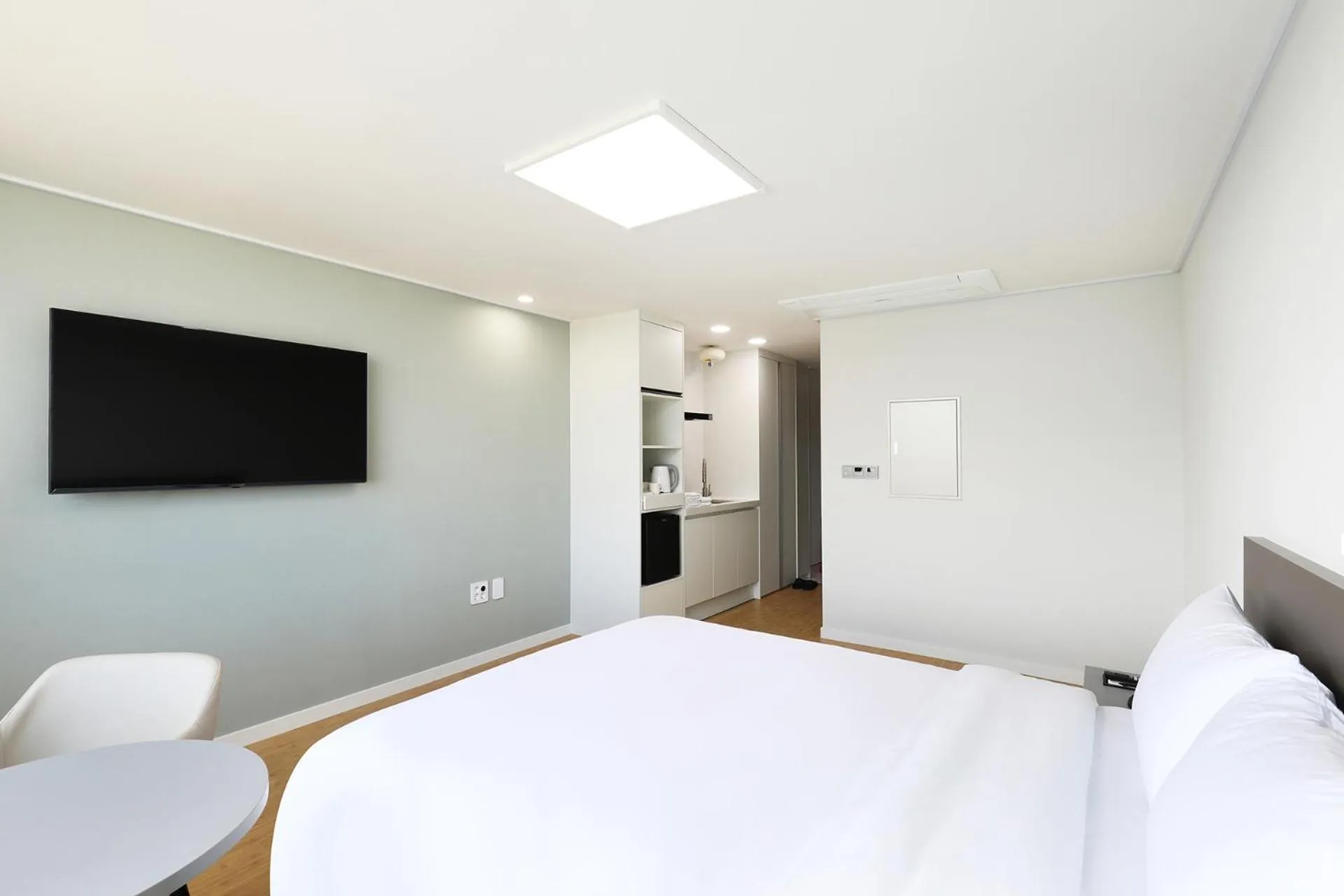 TV and multimedia, Bed in Mokpo Ocean Hotel