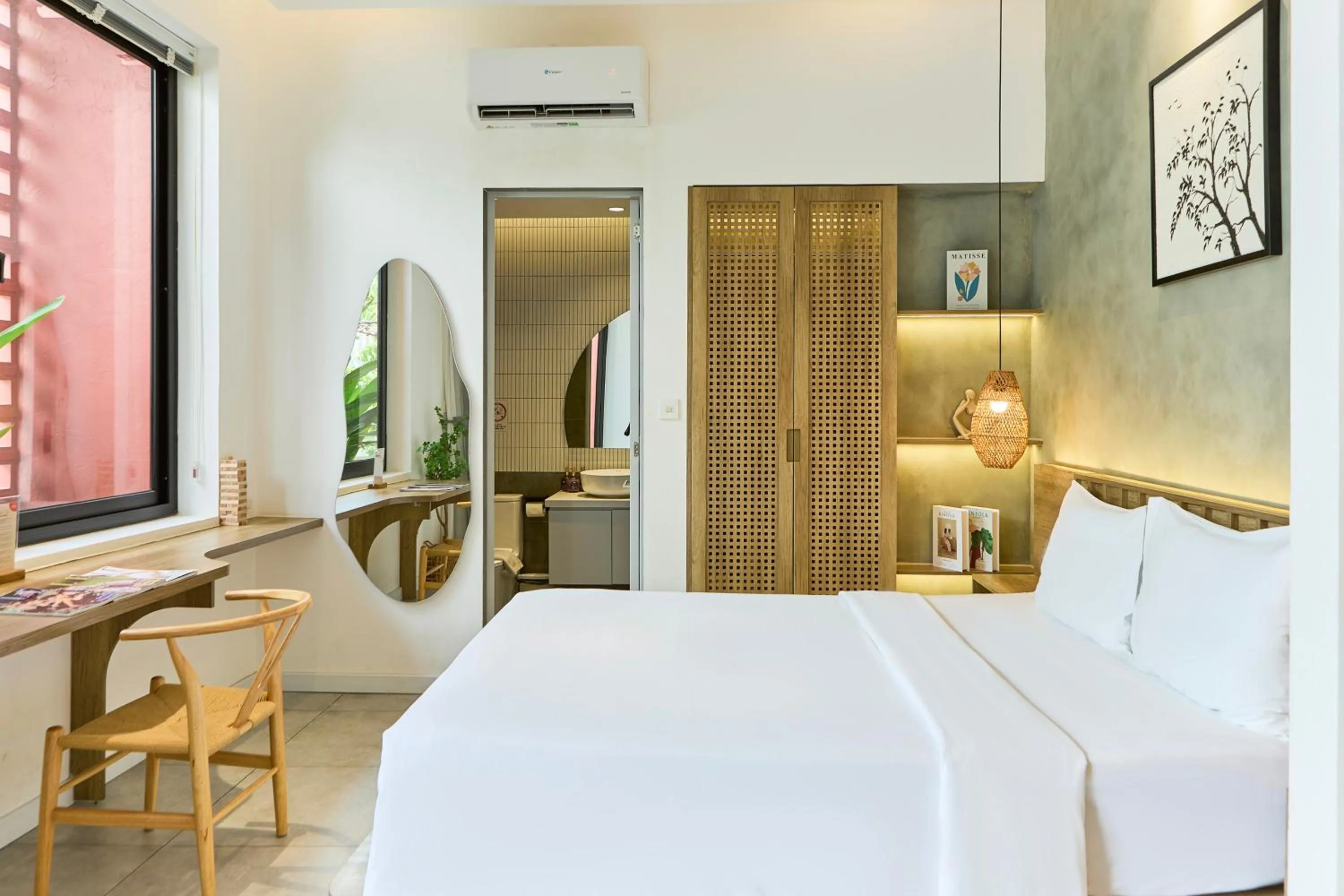 Toilet, Bed in Kin Wander Tân Phong, The Moonage