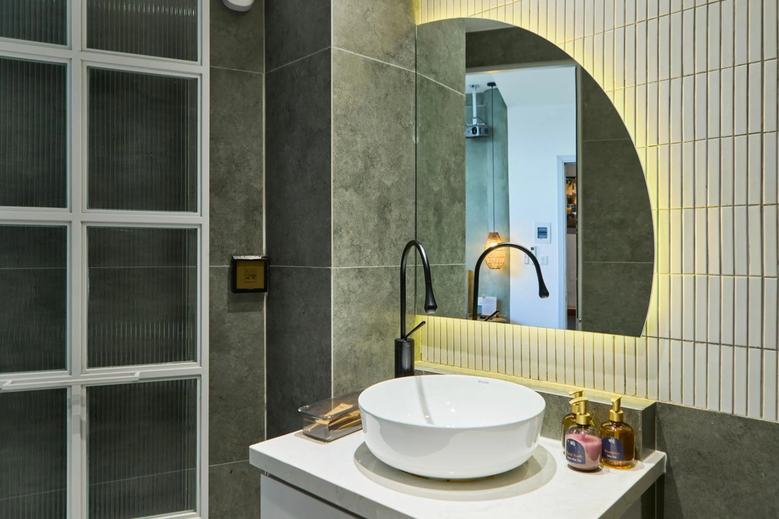 Toilet in Kin Wander Tân Phong, The Moonage