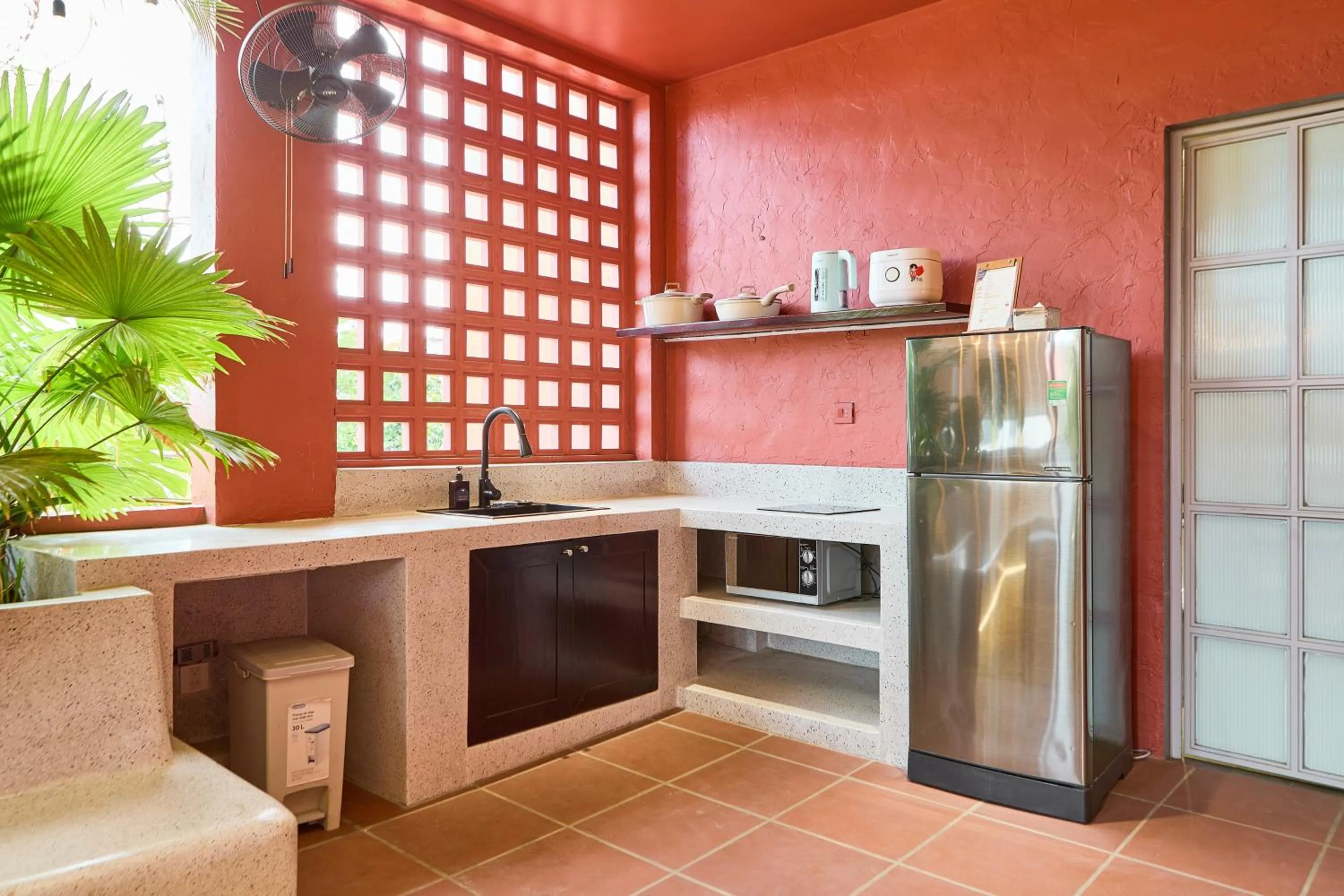 microwave in Kin Wander Tân Phong, The Moonage