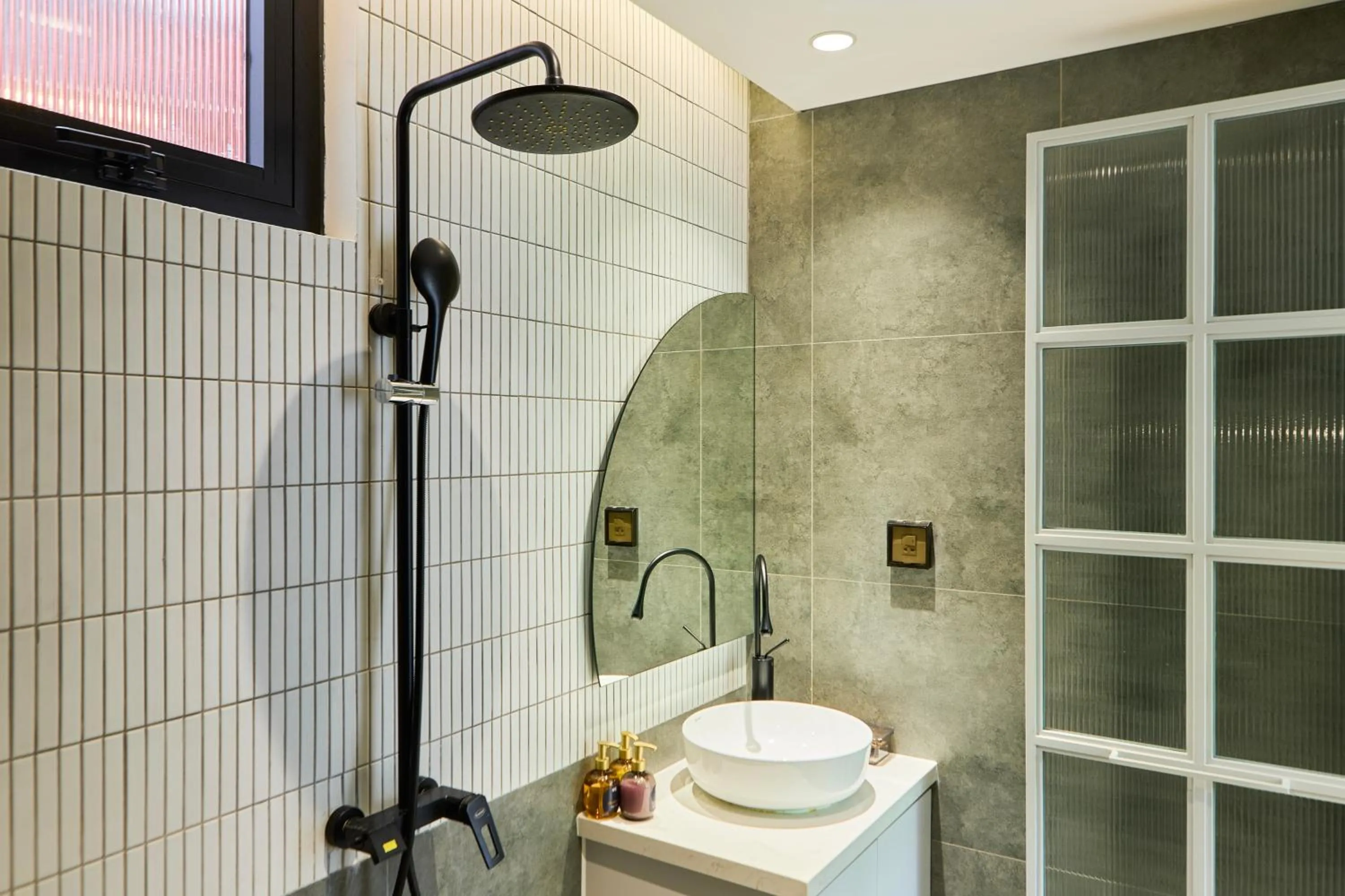 Shower in Kin Wander Tân Phong, The Moonage