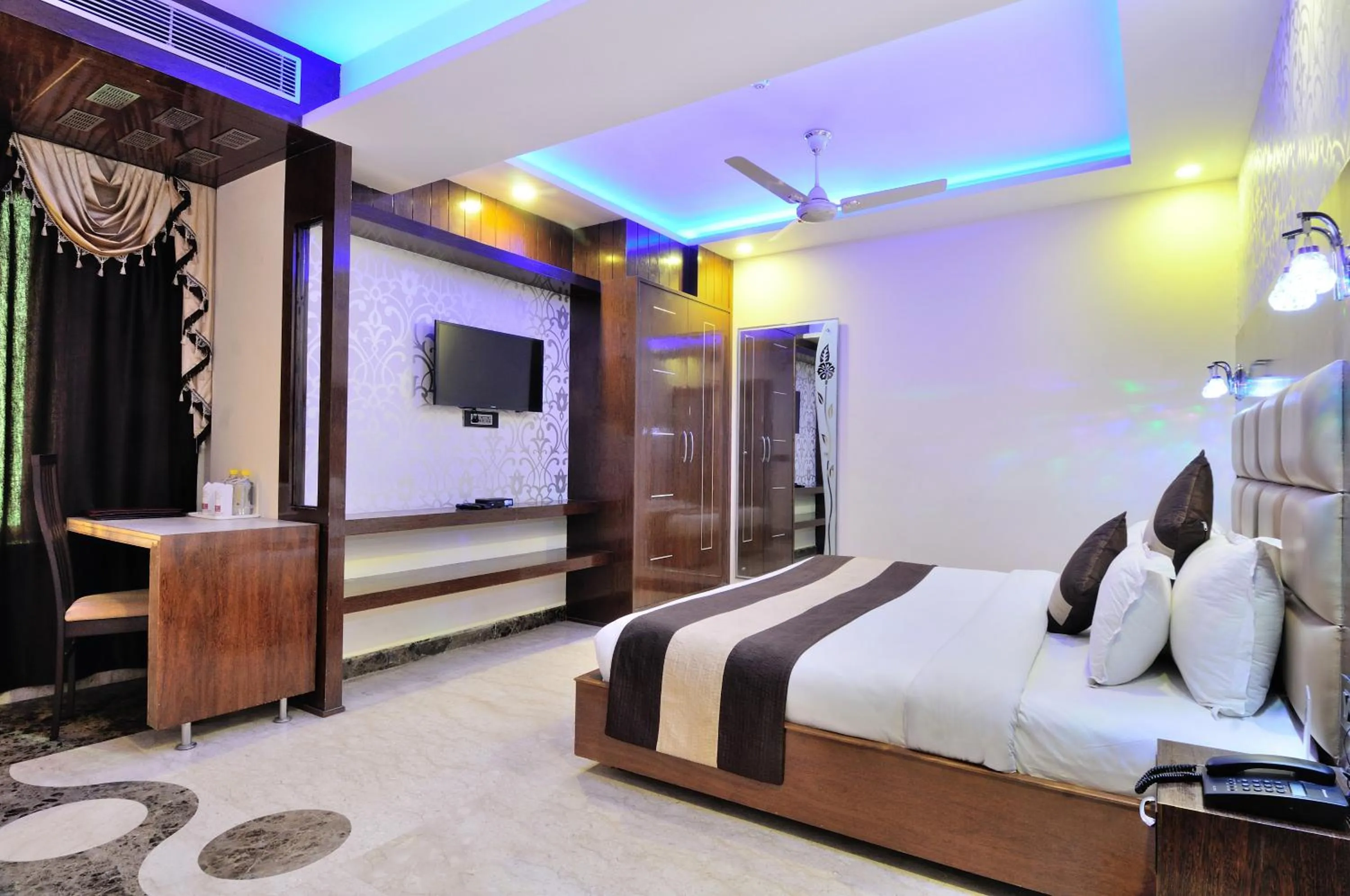 Bedroom, Bed in Hotel Crystal Ganga Heights 5 Min from Har Ki Pauri