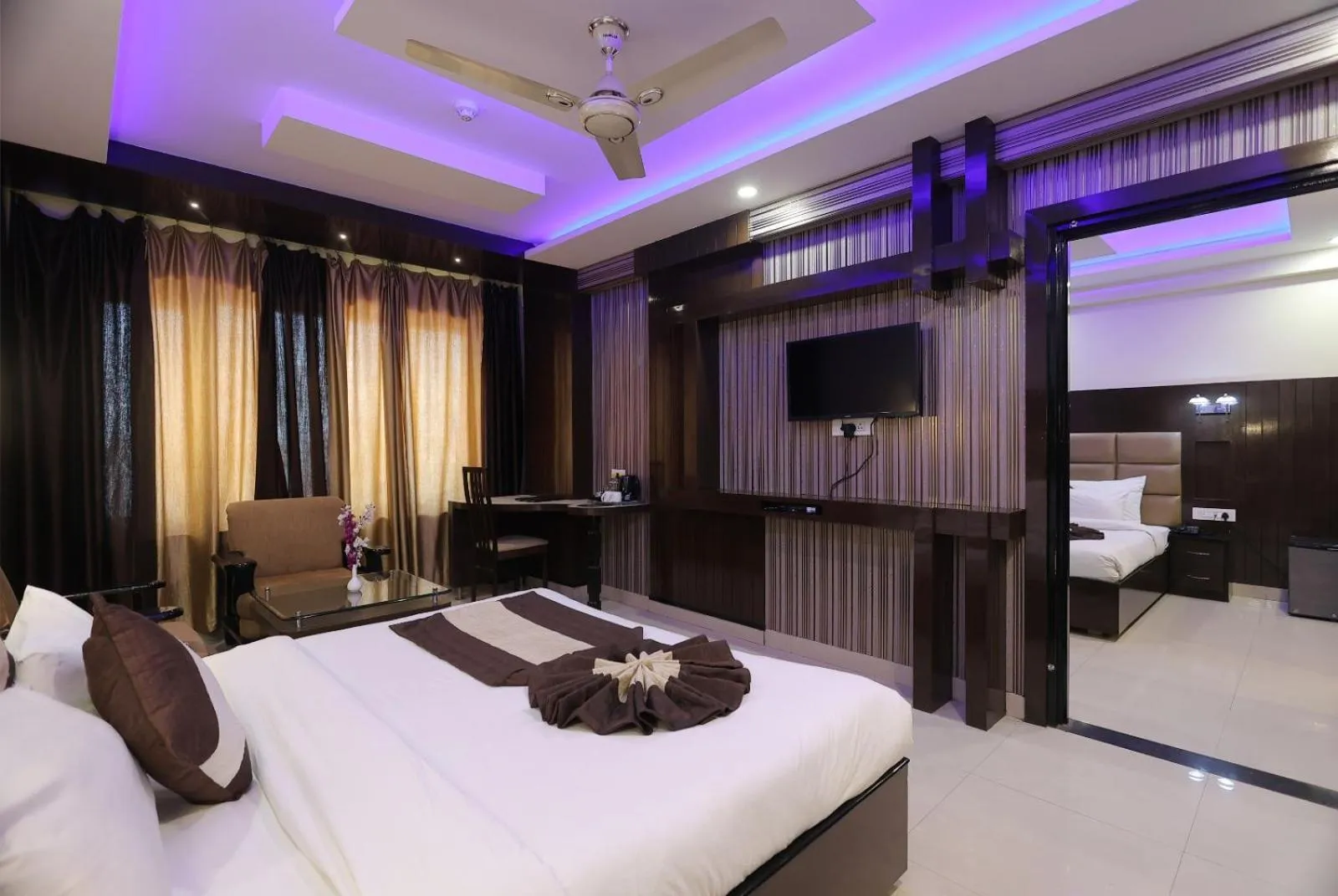TV and multimedia, Bed in Hotel Crystal Ganga Heights 5 Min from Har Ki Pauri