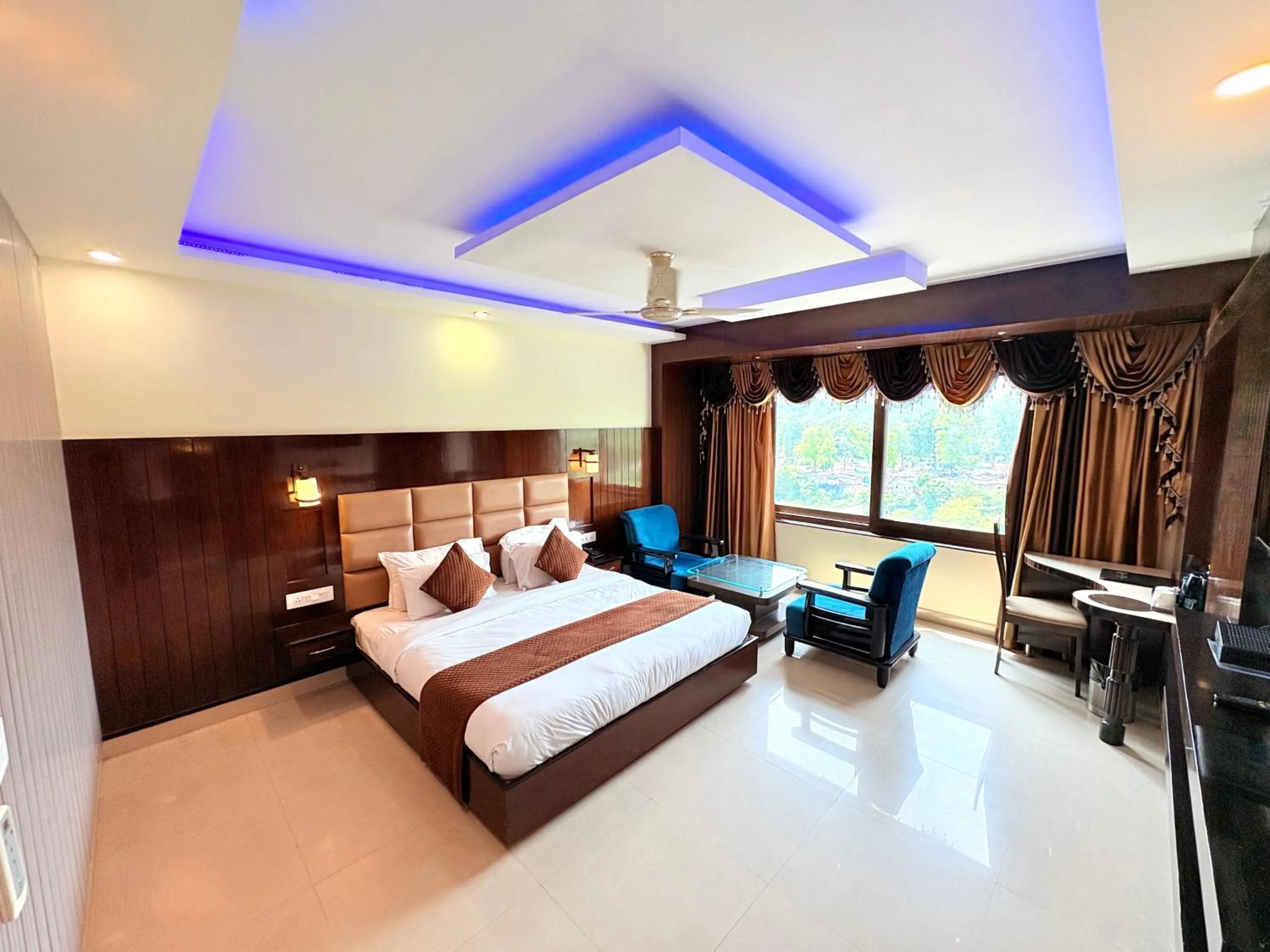 Bed in Hotel Crystal Ganga Heights 5 Min from Har Ki Pauri