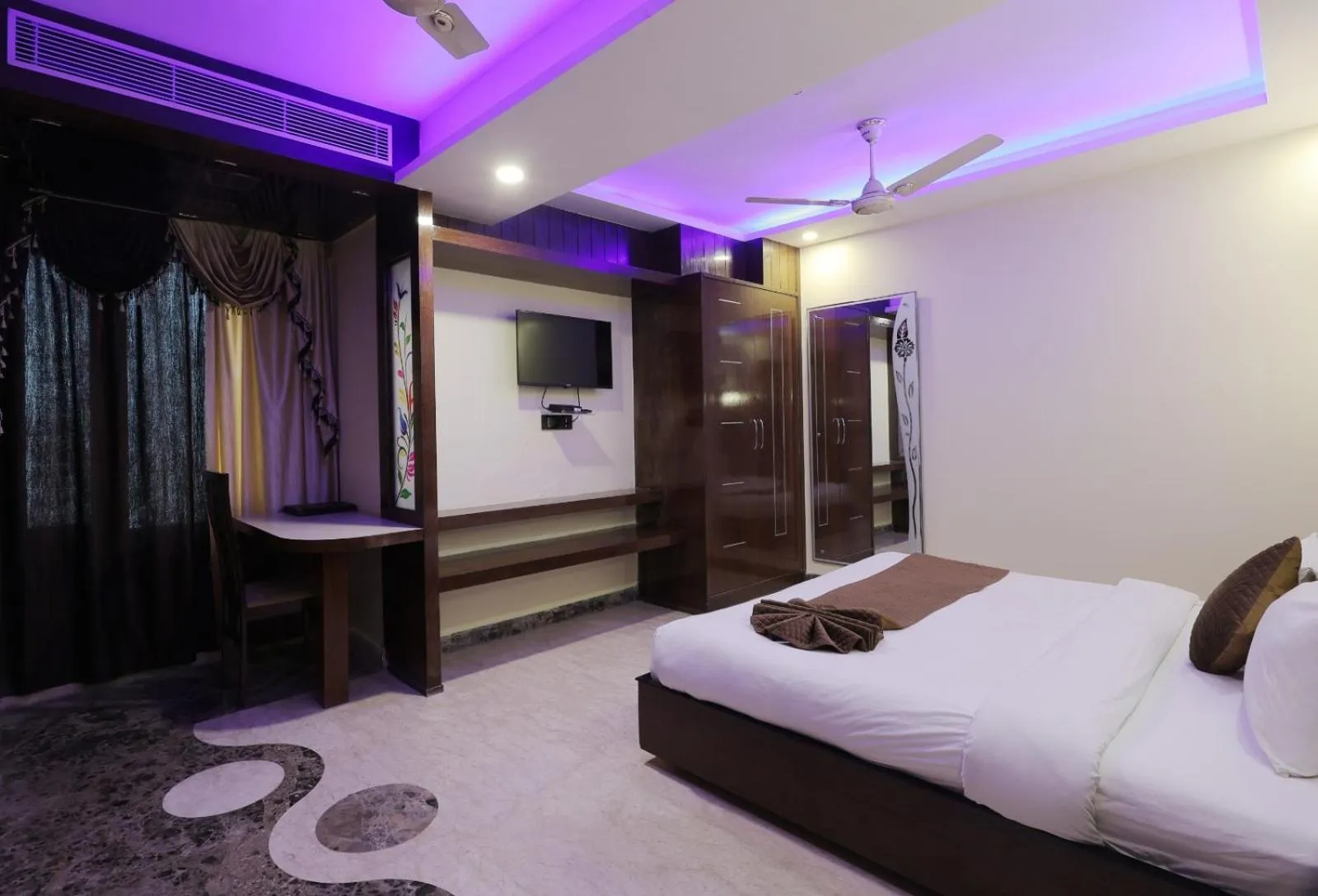 Bed in Hotel Crystal Ganga Heights 5 Min from Har Ki Pauri