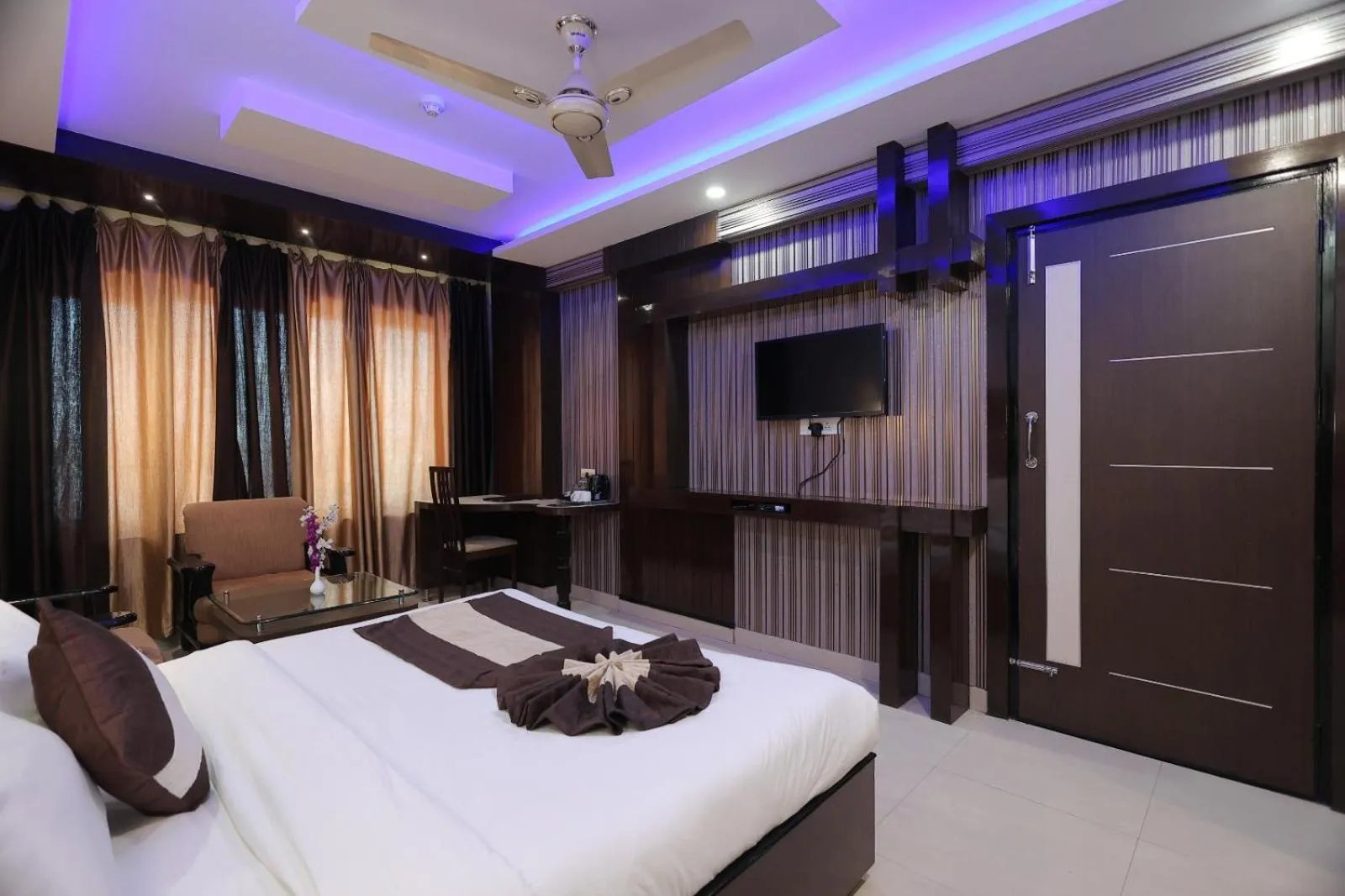 Bed in Hotel Crystal Ganga Heights 5 Min from Har Ki Pauri