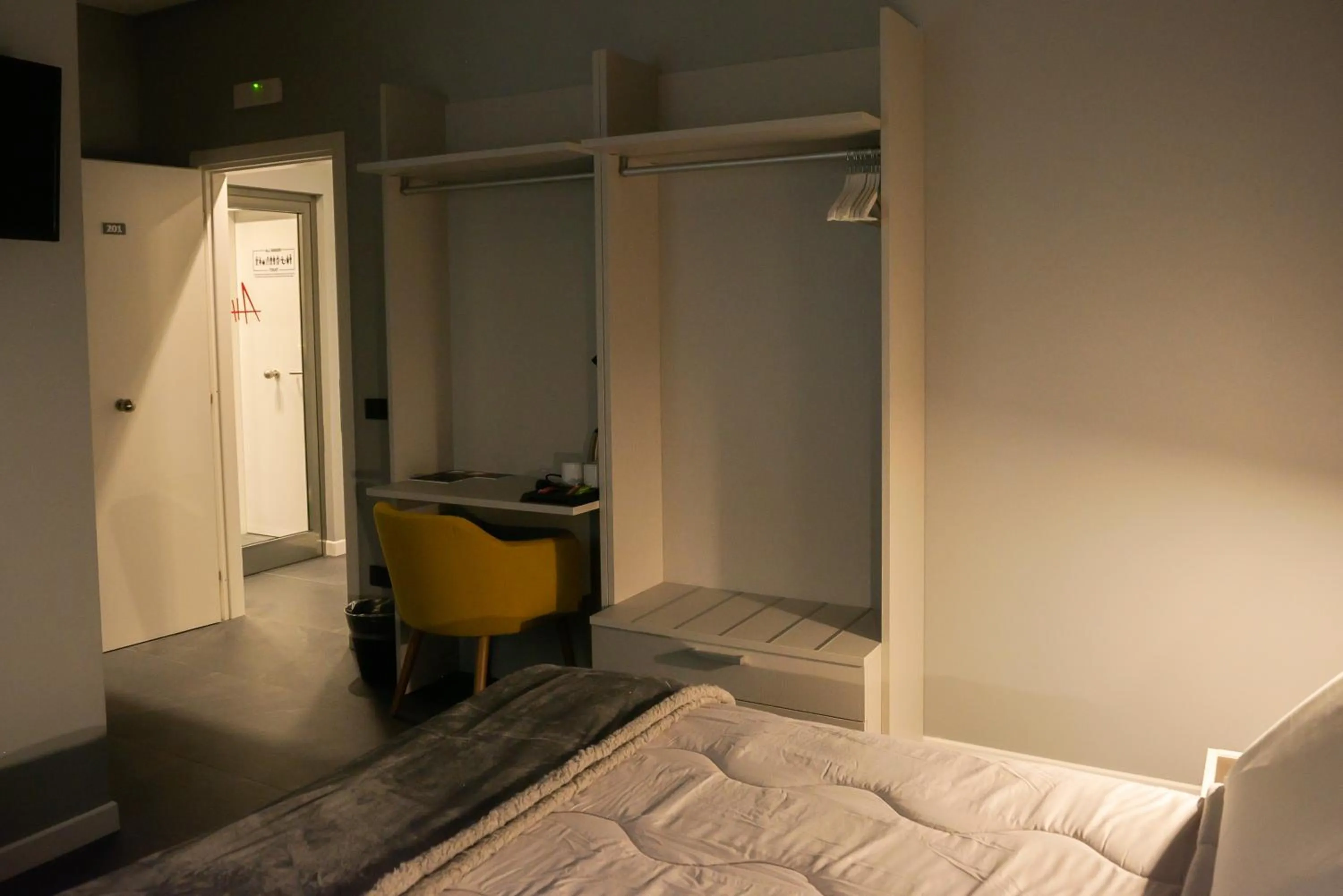 Bedroom, Bed in Alma Hotel