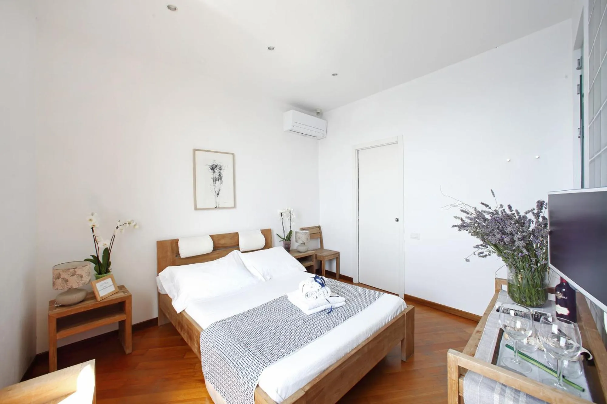 Photo of the whole room, Bed in Arpaiu