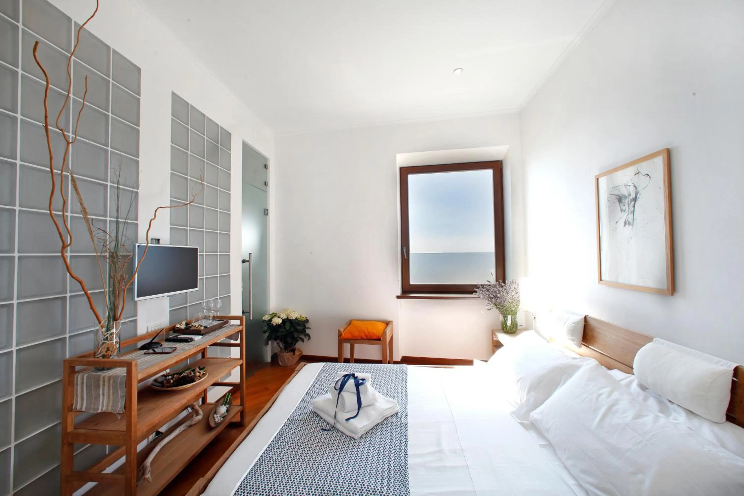 Photo of the whole room, Bed in Arpaiu