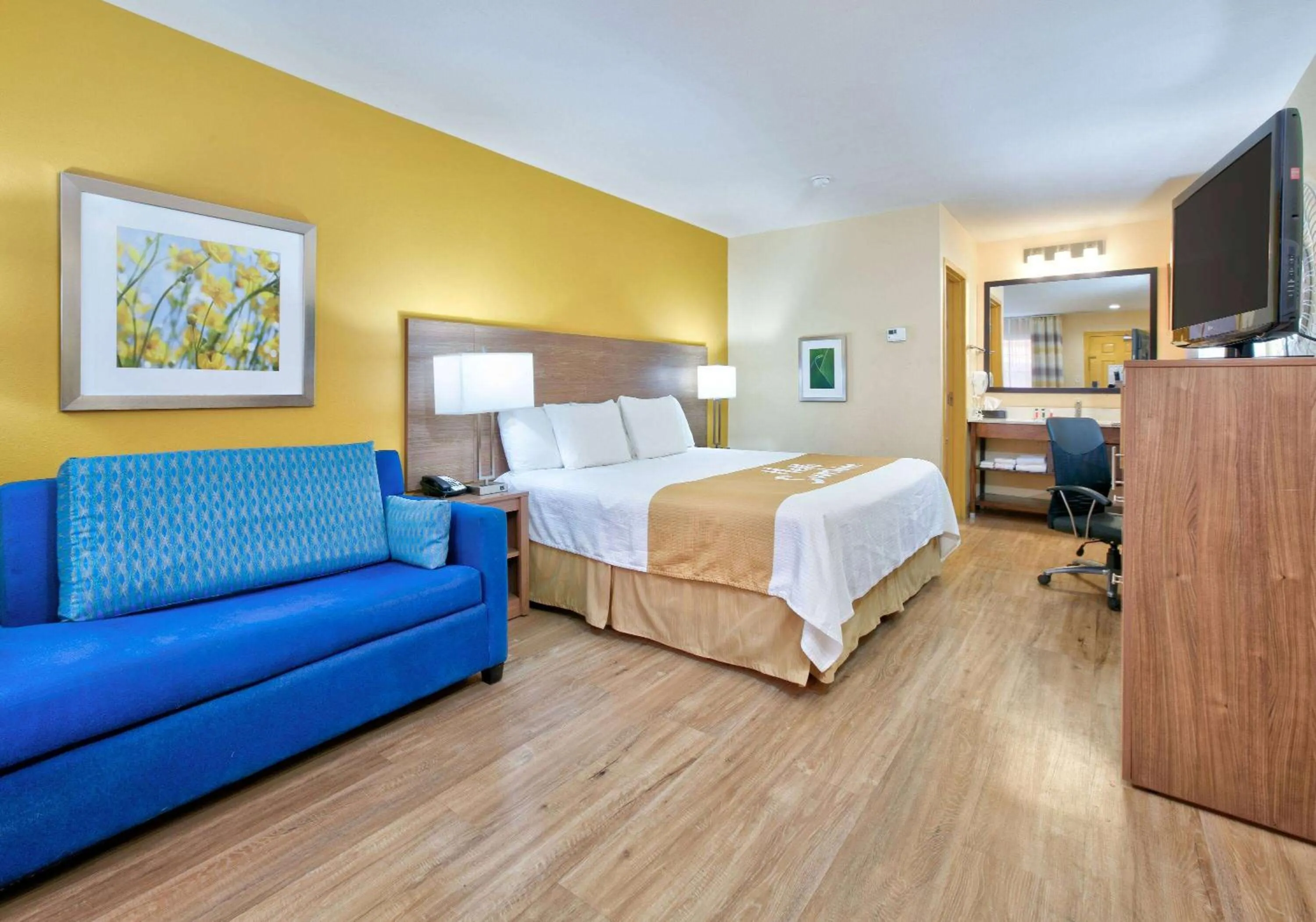 Photo of the whole room, Bed in Days Inn by Wyndham Batesville