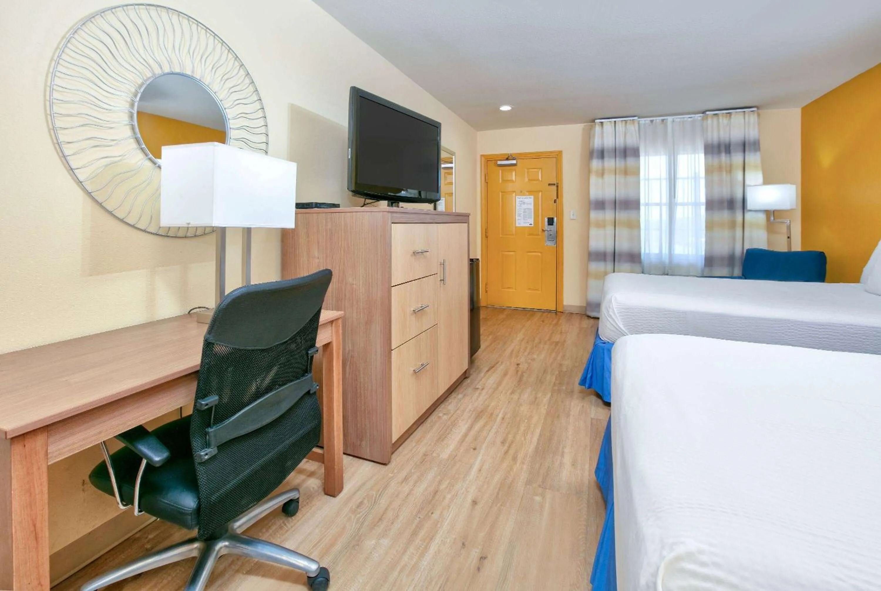 Photo of the whole room, Bed in Days Inn by Wyndham Batesville